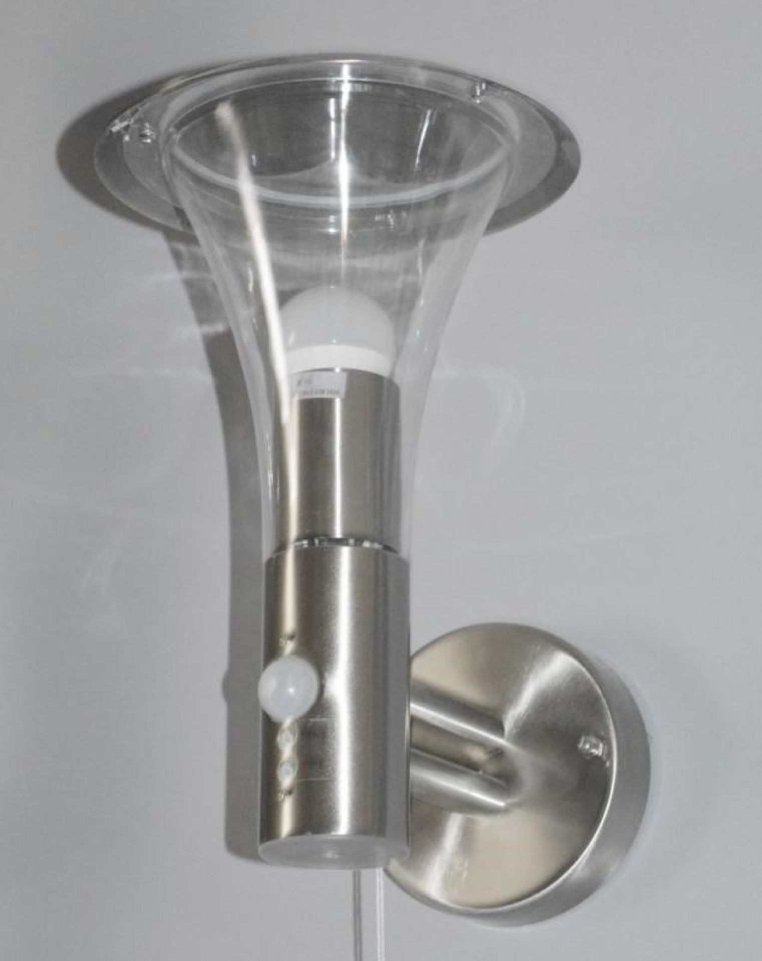 1 x STRAND IP44 Stainless Steel Outdoor Wall Light With Clear Polycarbonate Diffuser And Motion Sens - Image 4 of 4
