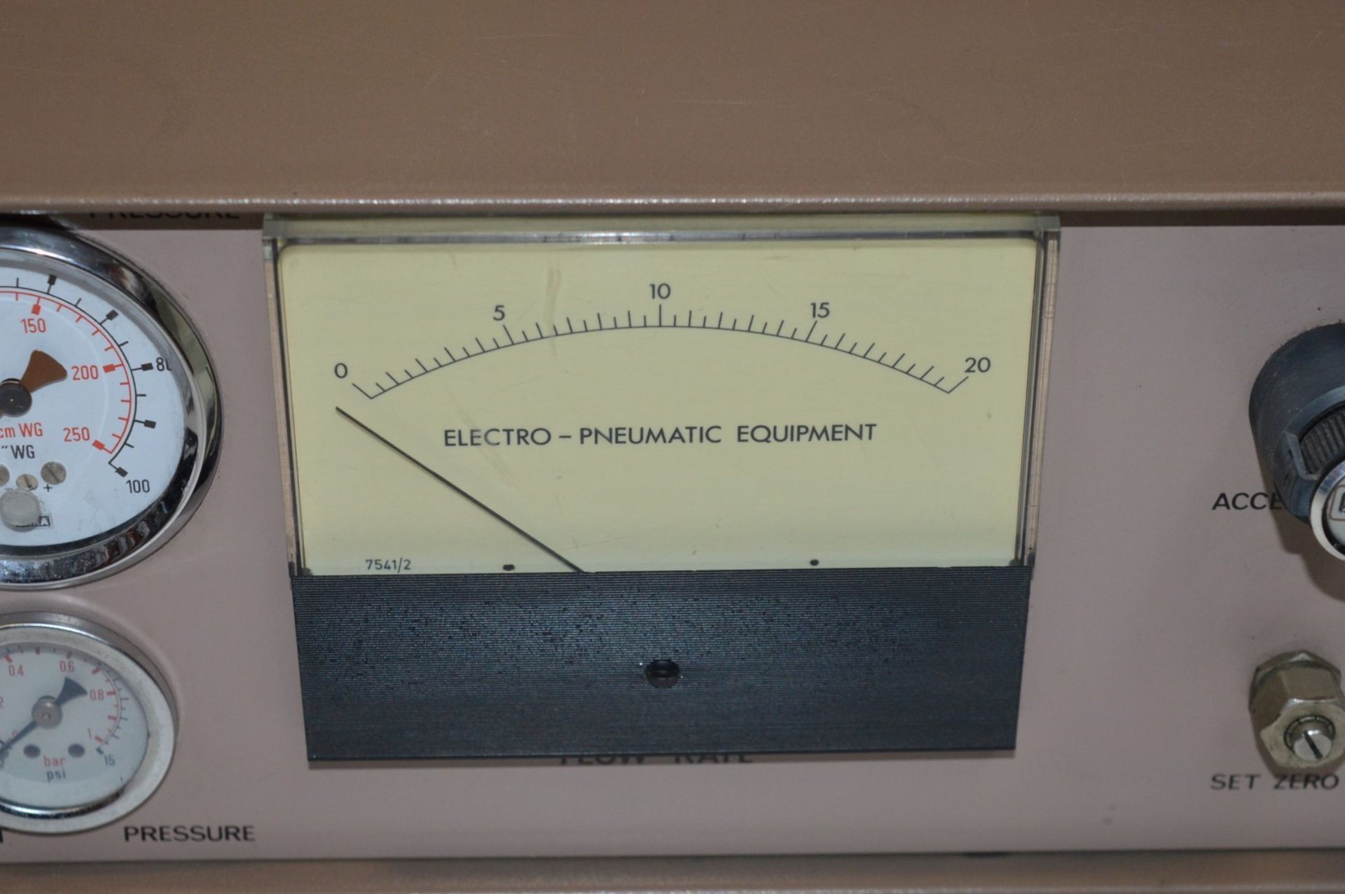 1 x Epetron 200 Mk2 Electro Pneumatic Tester - Vintage Test Equipment - CL011 - Ref J611 - Location: - Image 3 of 8