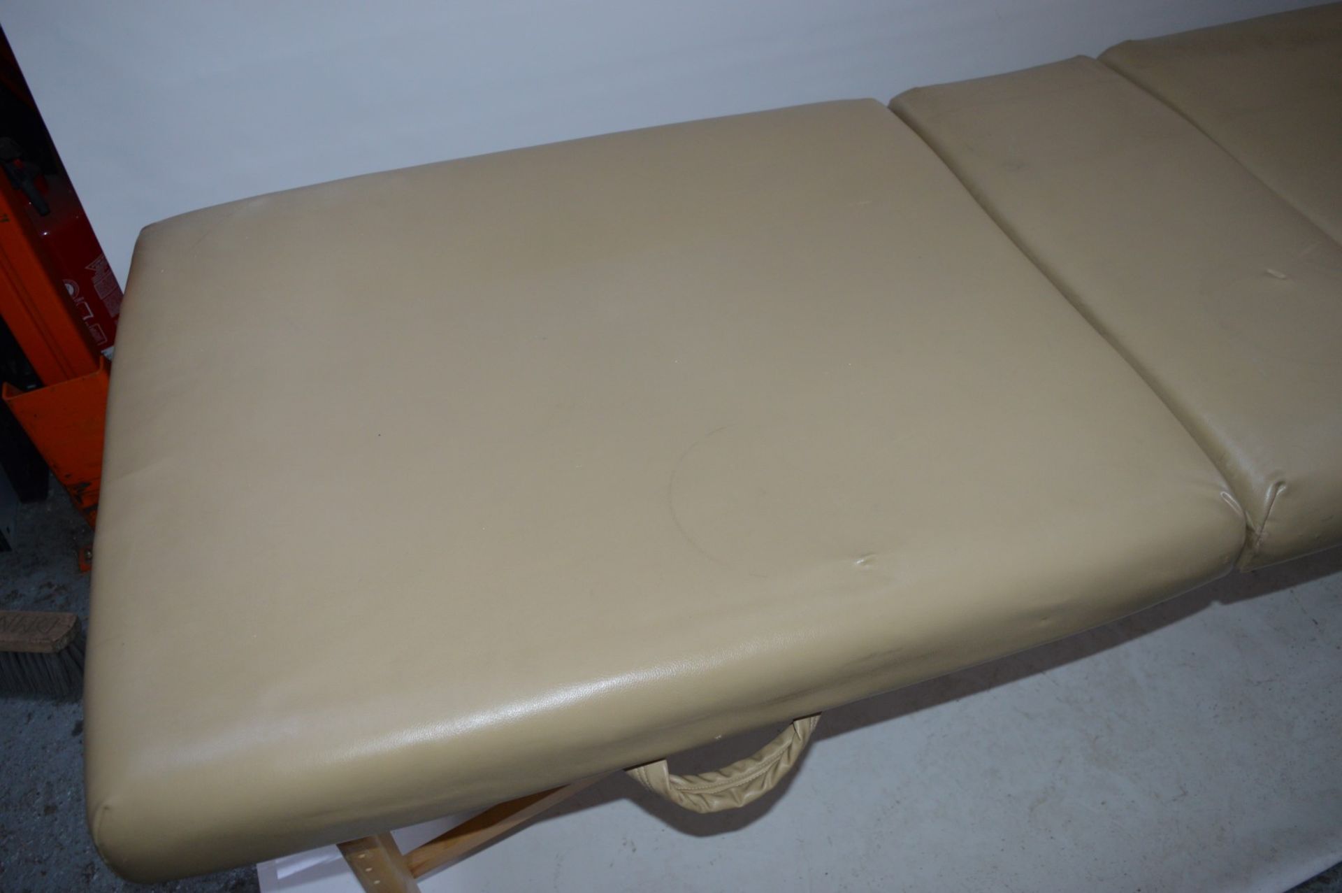 1 x Master Chicago Massage Table - Fold Up Massage Table Suitable For Home or Business Use - Very - Image 4 of 5
