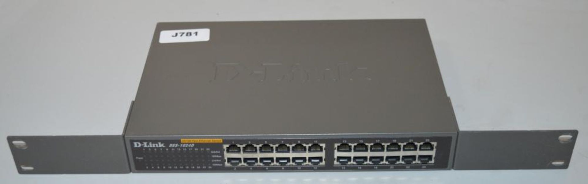 1 x DLink 10/100 24 Port Fast Ethernet Switch - Model DES-1024D - CL249 - Ref J781 - Location: Altri