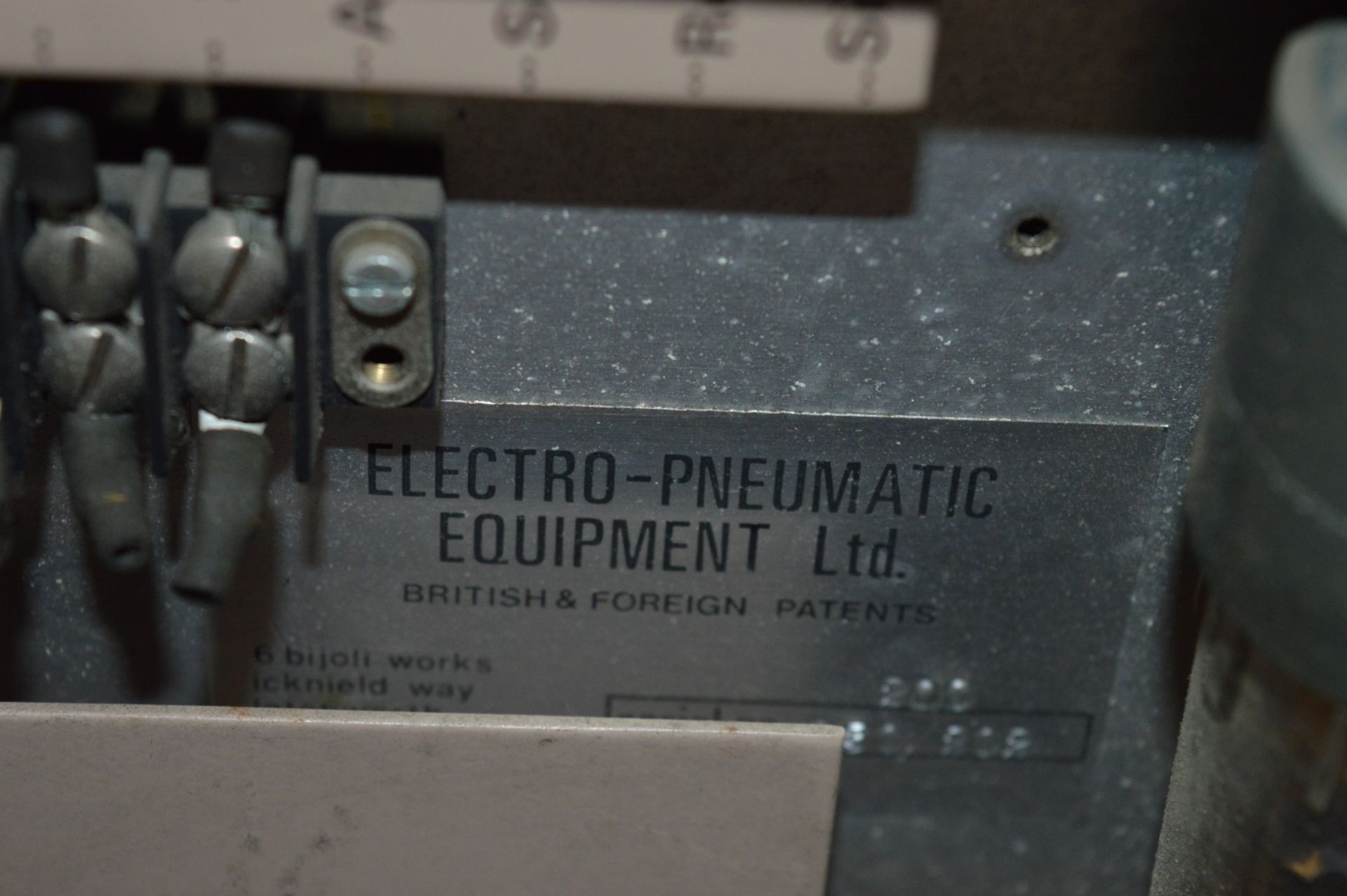 1 x Epetron 200 Mk2 Electro Pneumatic Tester - Vintage Test Equipment - CL011 - Ref J611 - Location: - Image 8 of 8