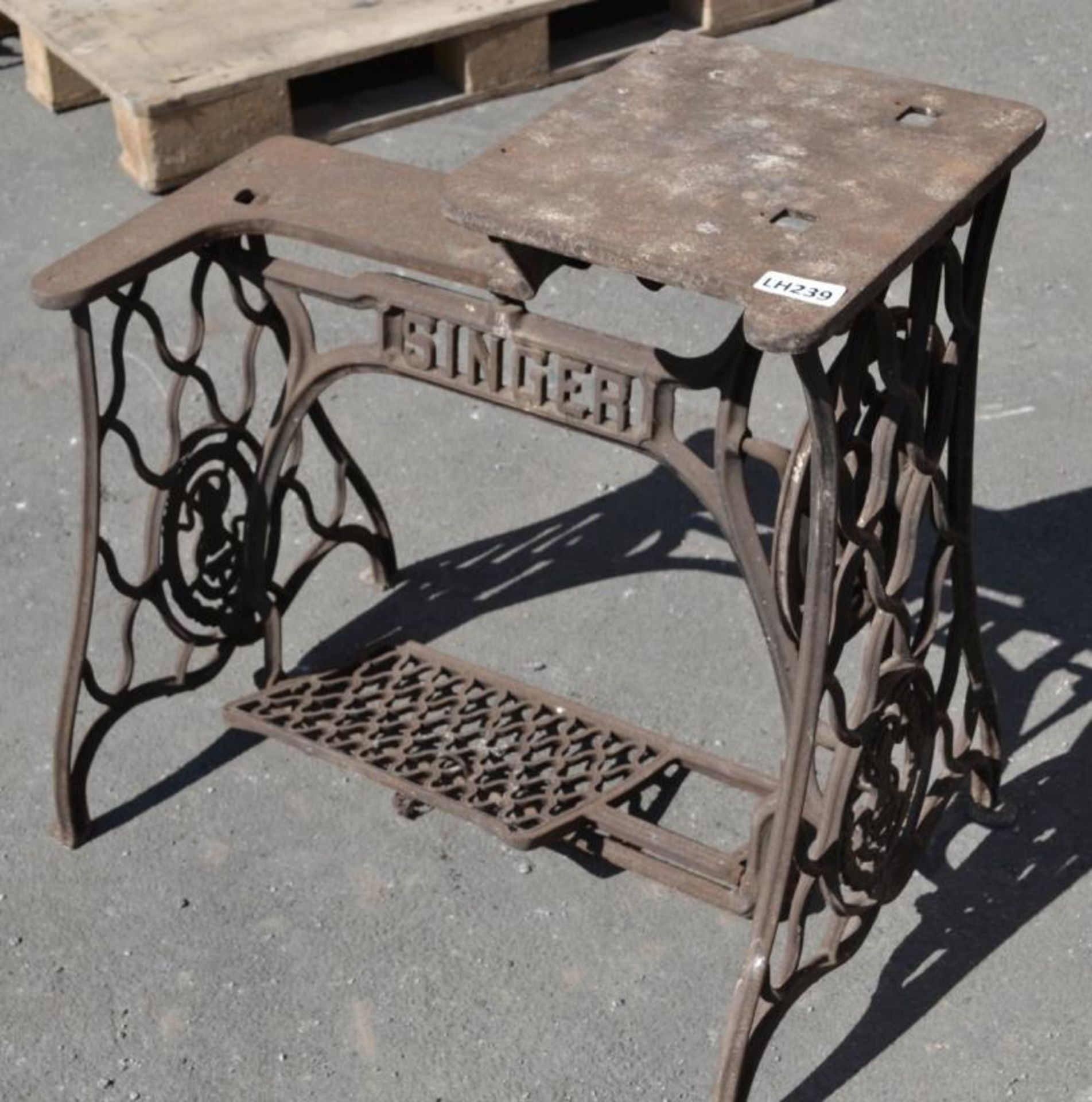 1 x Antique SINGER Cast Iron Sewing Machine Treadle Base - Good Display Piece, Recently Removed From