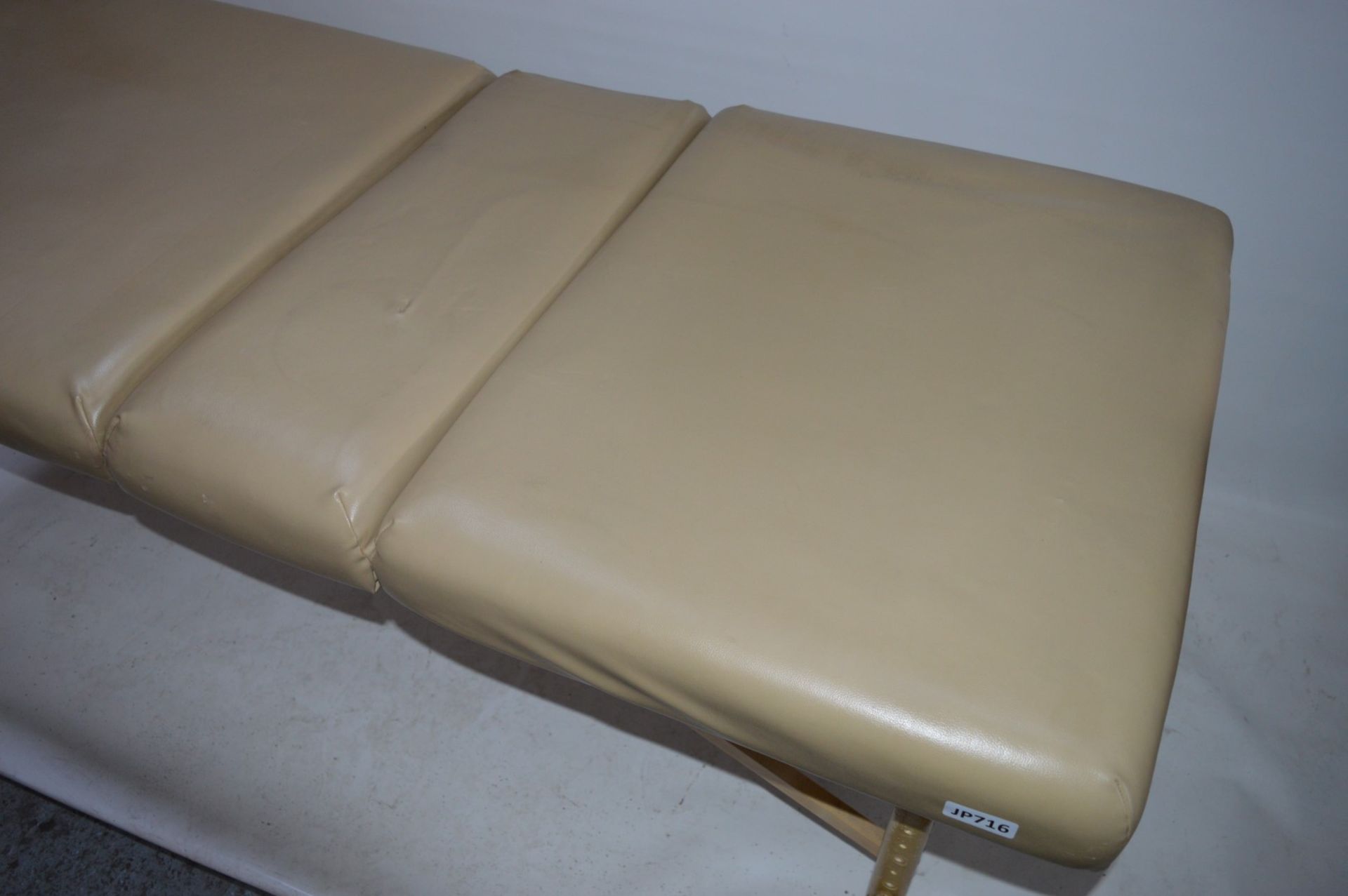 1 x Master Chicago Massage Table - Fold Up Massage Table Suitable For Home or Business Use - Very - Image 3 of 5