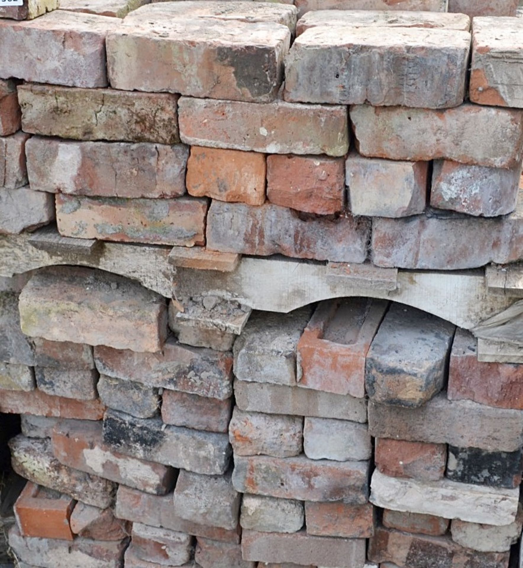 1 x Pallet Of Approx. 300 x Assorted Reclaimed Hand Made Bricks - Brick Dimensions: 22x11x8cm - Ref: - Image 2 of 3