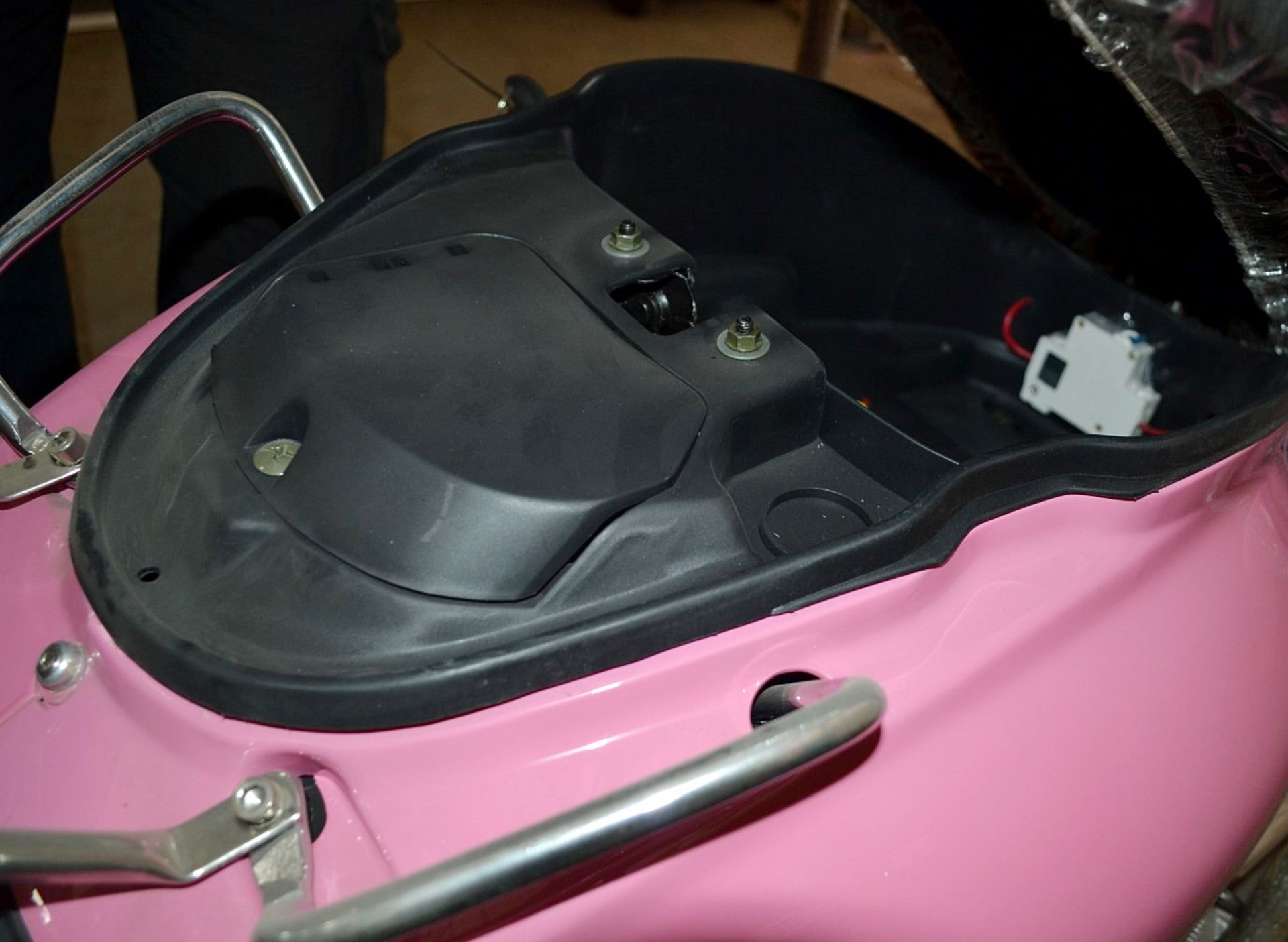 1 x MTL 1500 TDR Electric Scooter In PINK - New/Unused Stock - CL011 - Location: Altrincham WA14 - Image 2 of 15