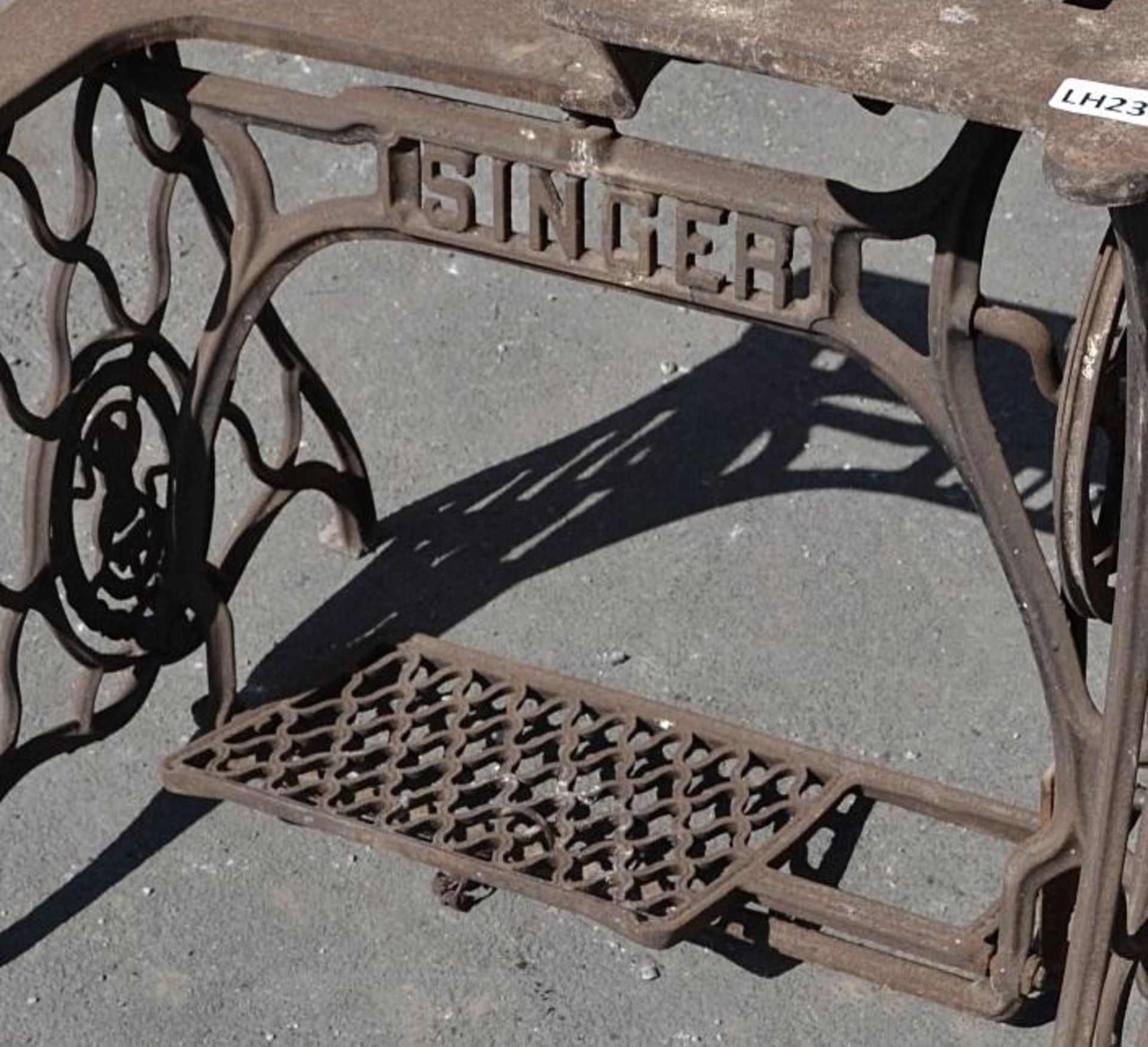 1 x Antique SINGER Cast Iron Sewing Machine Treadle Base - Good Display Piece, Recently Removed From - Image 3 of 3