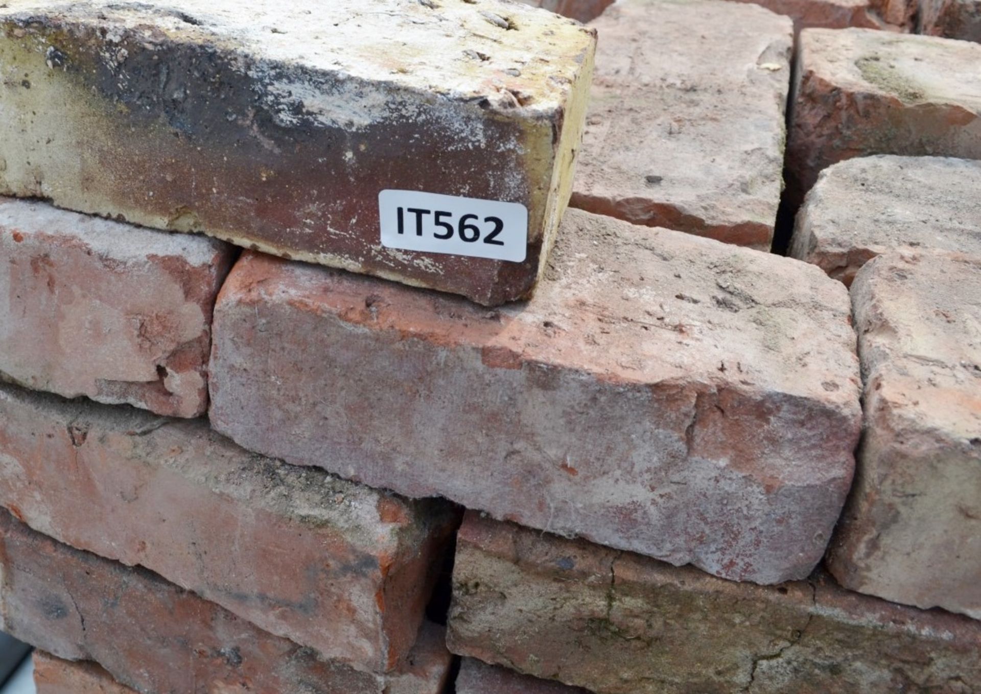 1 x Pallet Of Approx. 300 x Assorted Reclaimed Hand Made Bricks - Brick Dimensions: 22x11x8cm - Ref: - Image 3 of 3