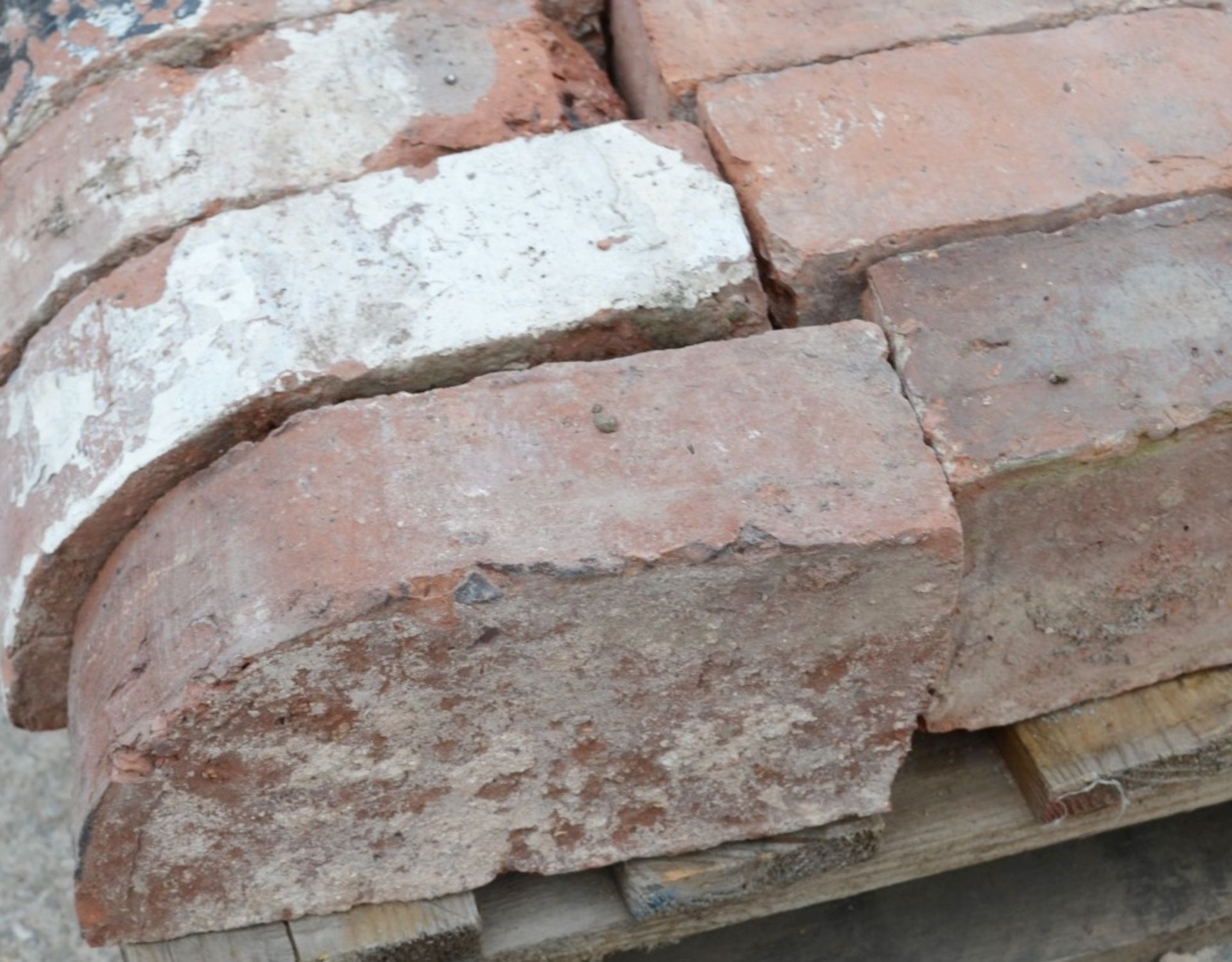 50 x Reclaimed Capping Bricks - Dimensions Approx: 22 x 12 x 7.5cm - Ref: IT575 - CL403 - - Image 2 of 4