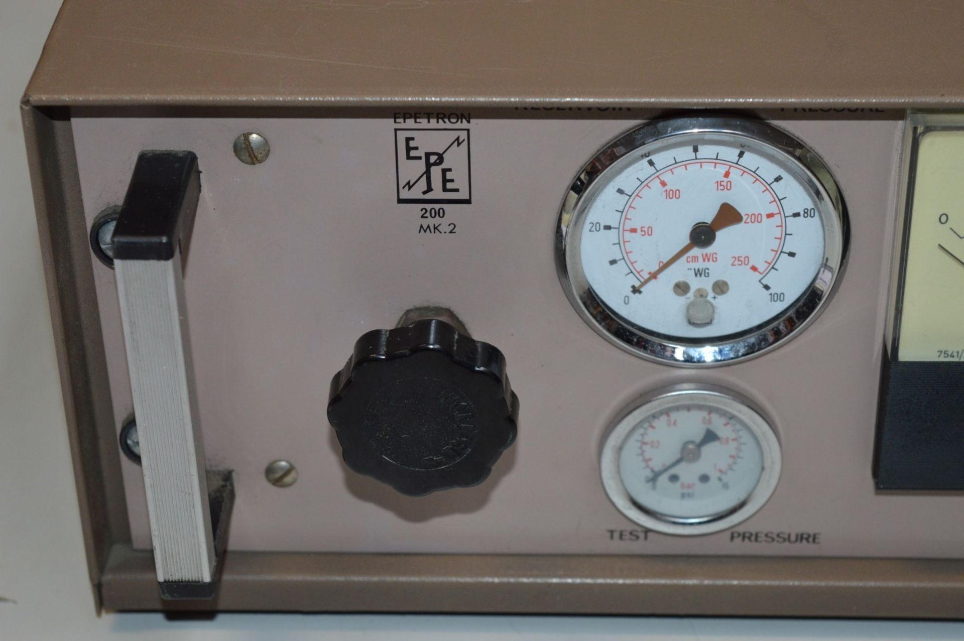 1 x Epetron 200 Mk2 Electro Pneumatic Tester - Vintage Test Equipment - CL011 - Ref J611 - Location: - Image 2 of 8