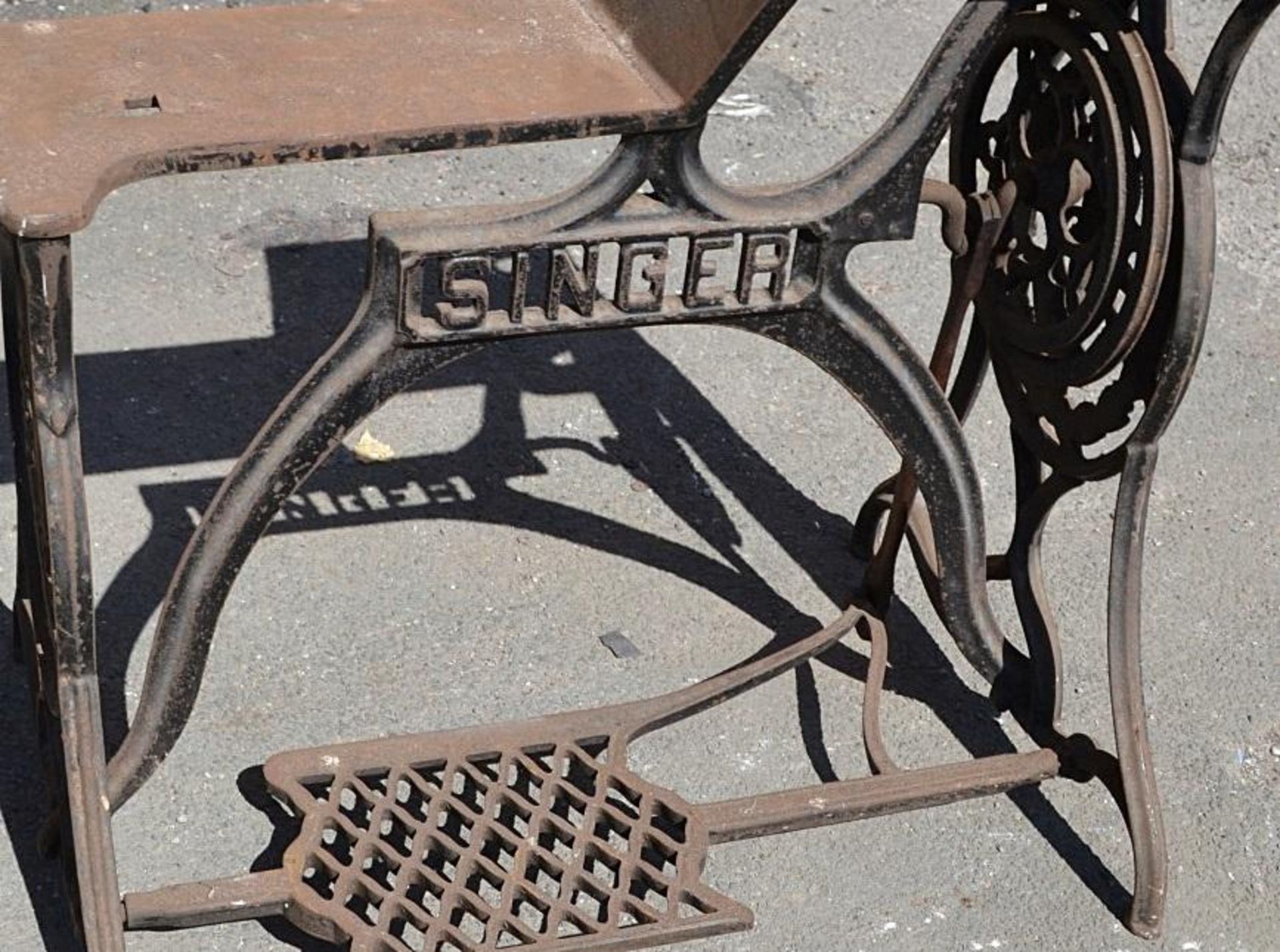 1 x Antique SINGER Cast Iron Sewing Machine Treadle Base - Features Working Peddle And Wheel Motion - Image 2 of 4