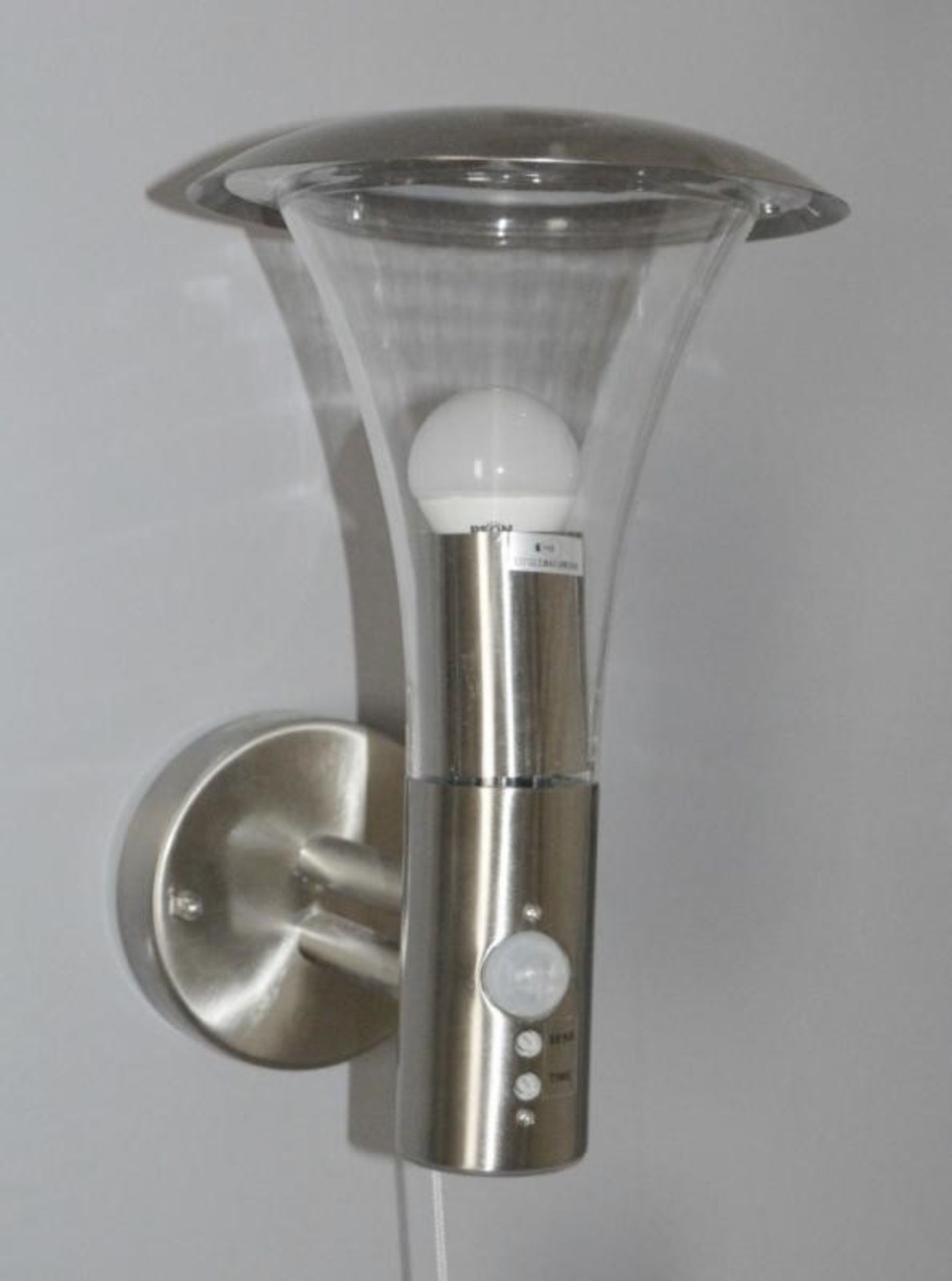 1 x STRAND IP44 Stainless Steel Outdoor Wall Light With Clear Polycarbonate Diffuser And Motion Sens - Image 2 of 4