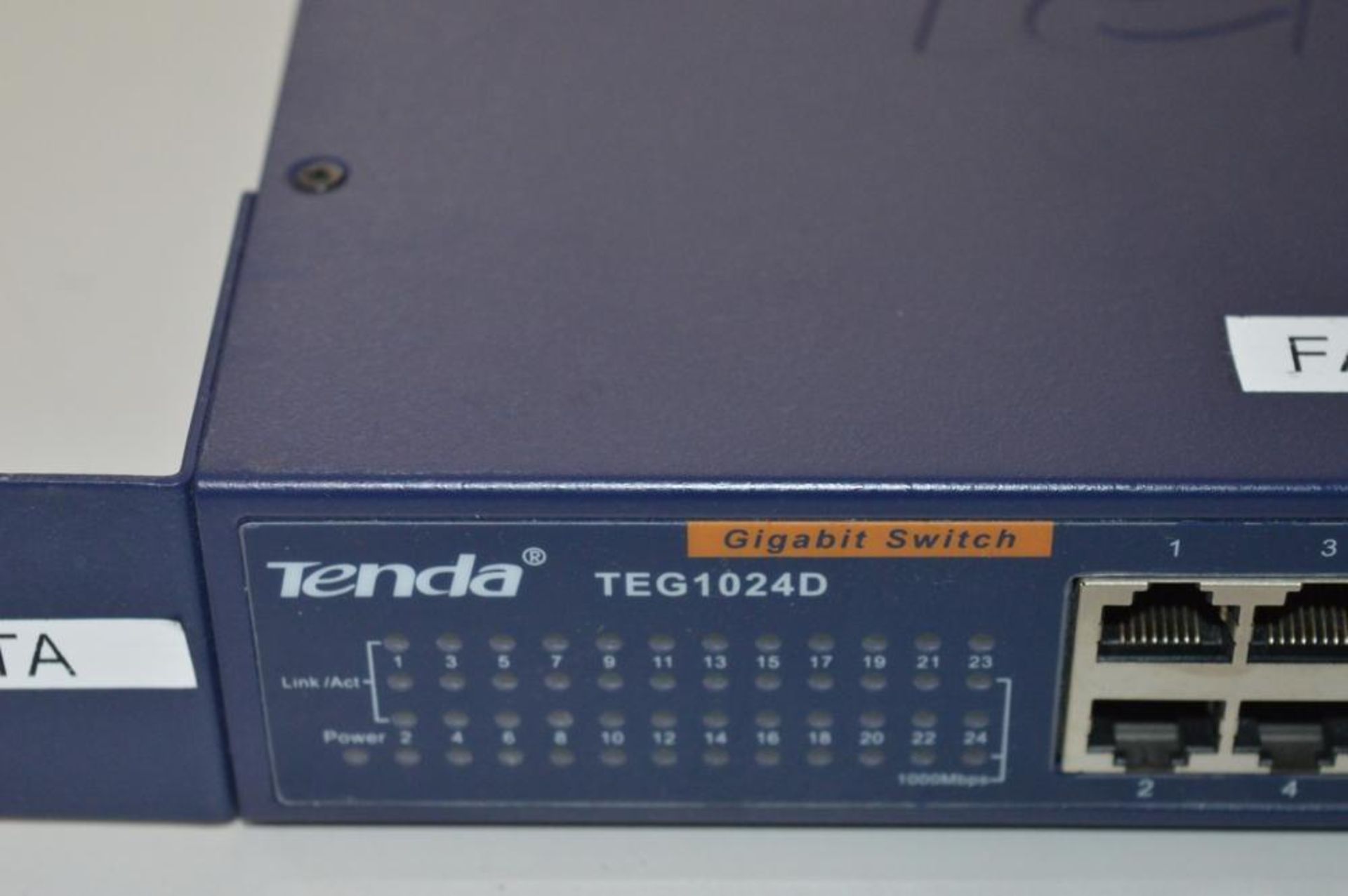 1 x Tenda 24 Port Gigabit Switch - Model TEG1024D - CL249 - Ref J779 - Location: Altrincham WA14 - Bild 3 aus 5