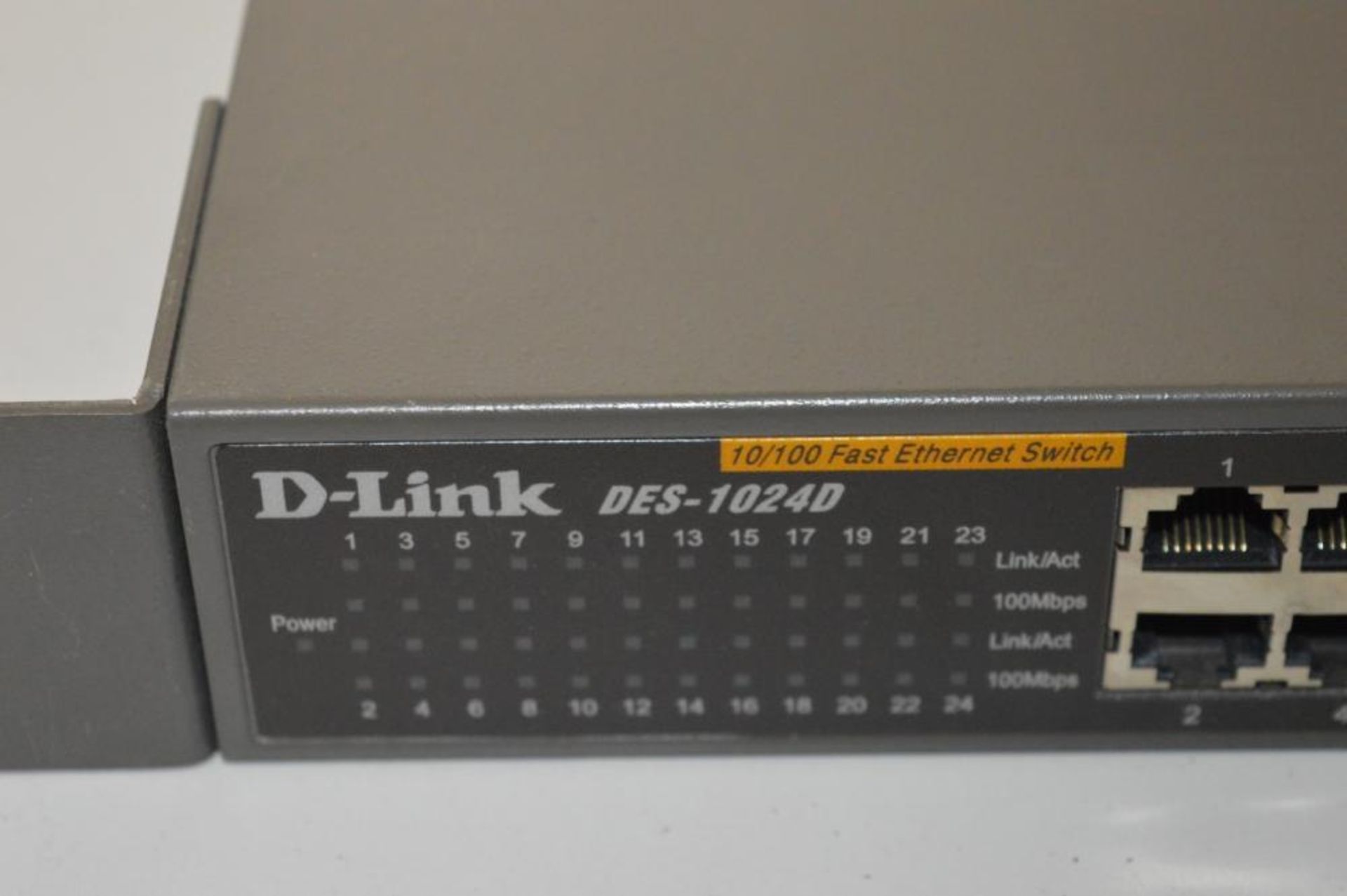 1 x DLink 10/100 24 Port Fast Ethernet Switch - Model DES-1024D - CL249 - Ref J781 - Location: Altri - Bild 3 aus 5