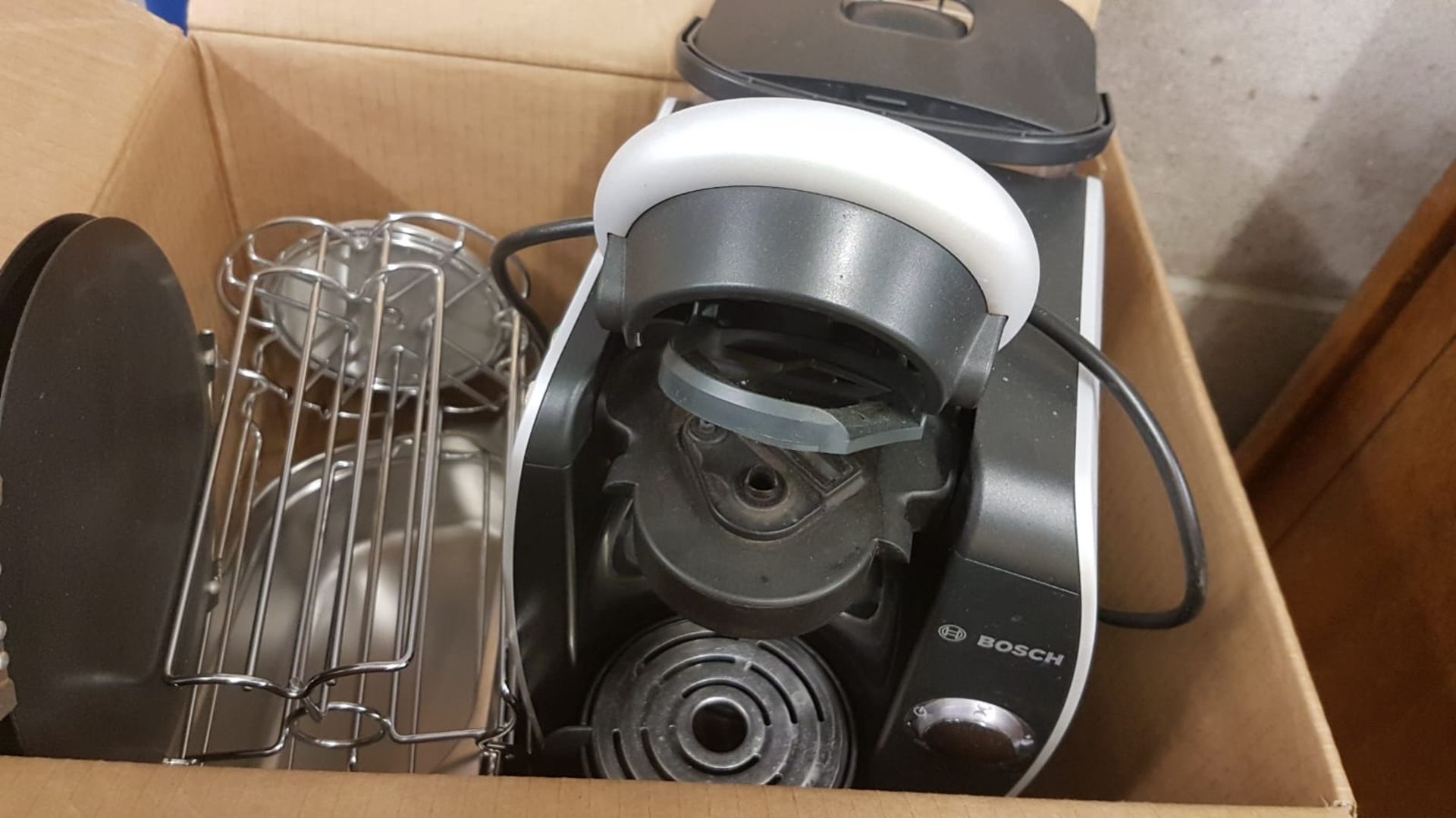 1 x Assorted Collection of Catering Equipment - CL404 - Includes Bosch Coffee Machine, Chafing Dish, - Image 11 of 14