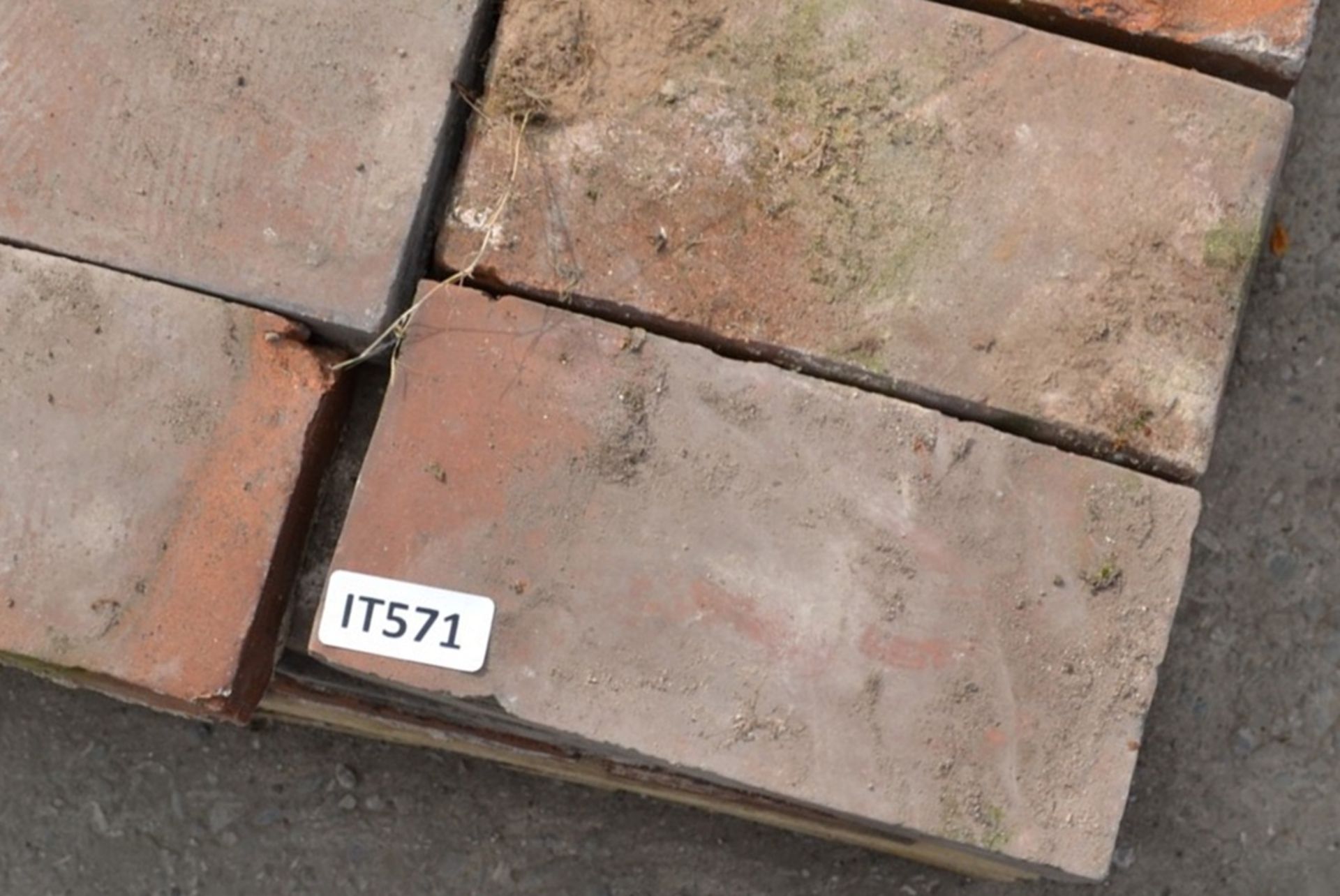 1 x Pallet Of Reclaimed Bricks - Approx 120 In Total - Dimensions: 25 x 12 x 5 - Ref: IT571 - - Image 3 of 3