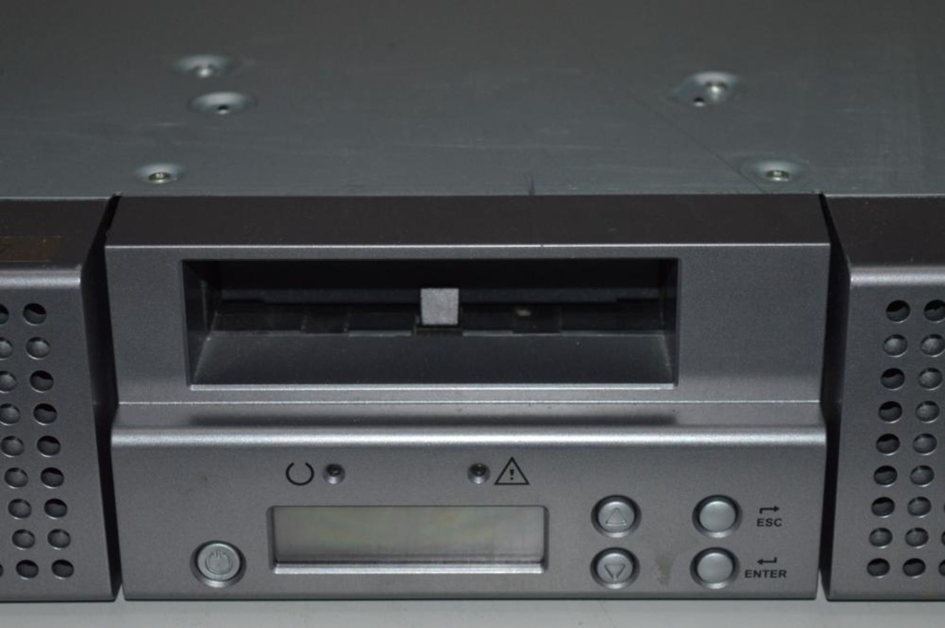 1 x Dell PowerVault 124T 2U Rack Mount Tape Drive Enclosure - Image 3 of 7