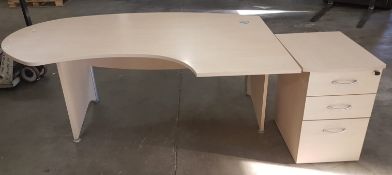1 x Contemporary Birch Wood Office Desk With Matching Drawer Pedestal - CL404 - Ref H100 - Location: