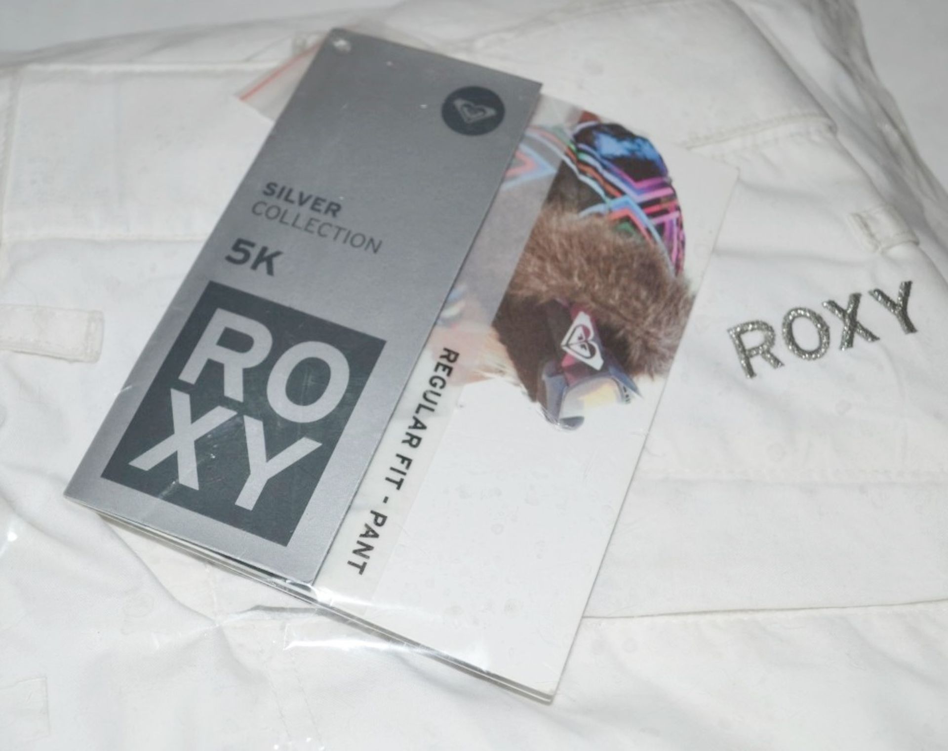 1 x Pair Of Ladies ROXY Branded 5K Ski / Snowboarding Regular Fit Pants - Colour: Bright White - - Image 3 of 6