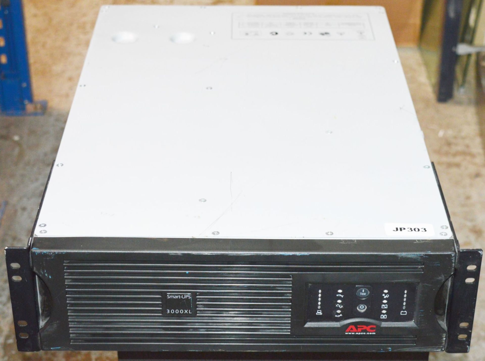 1 x APC Smart-UPS 3000XL USB & Serial 3U 230V - Model SUA3000RMXLI3U - CL011 - Ref JP303 - Location: