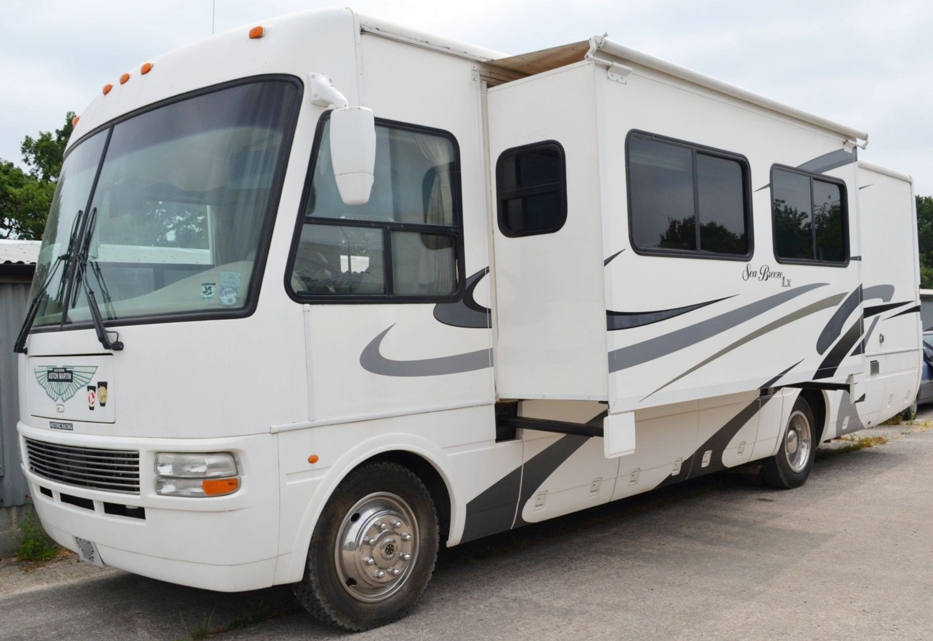 1 x 2005 National Sea Breeze LX 8321 Workhorse Class A RV Motorhome With Two Power Slide Outs