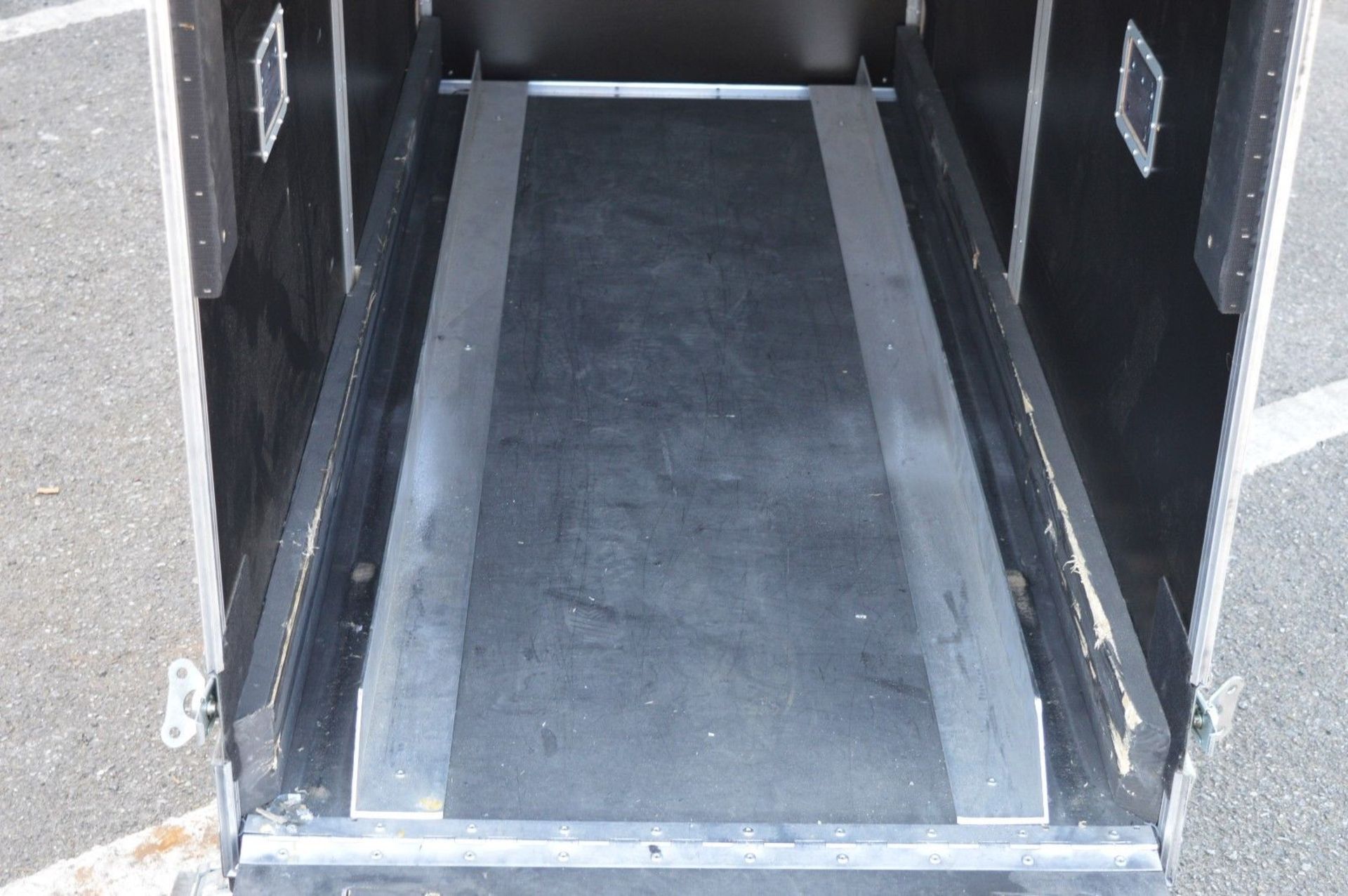 1 x Large Flight Case With Castors and Ramp For Easy Loading - H188 x W200 x D79 cms - CL011 - - Image 3 of 11