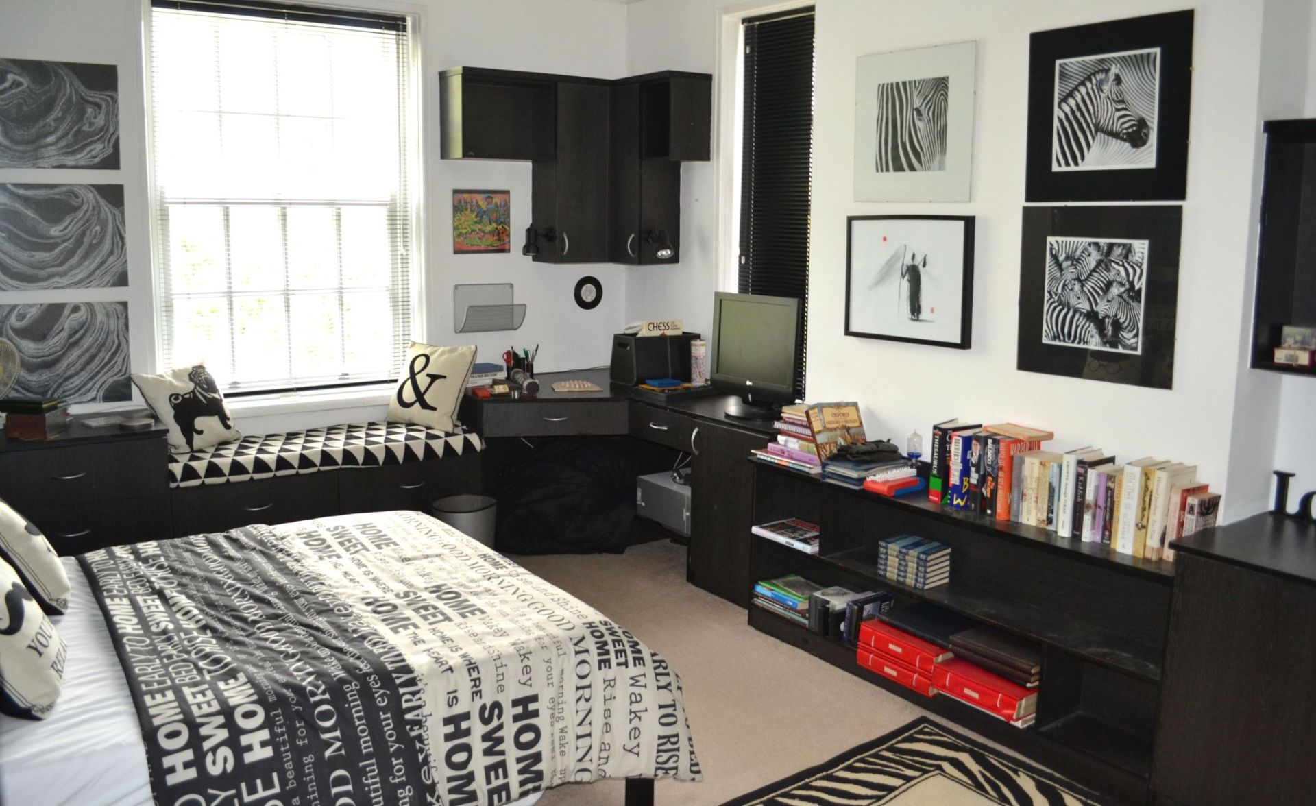 1 x Fitted Bedroom in Black including Bed, Wardrobes and Sink Unit - Lots of Units - CL321 - - Image 9 of 17