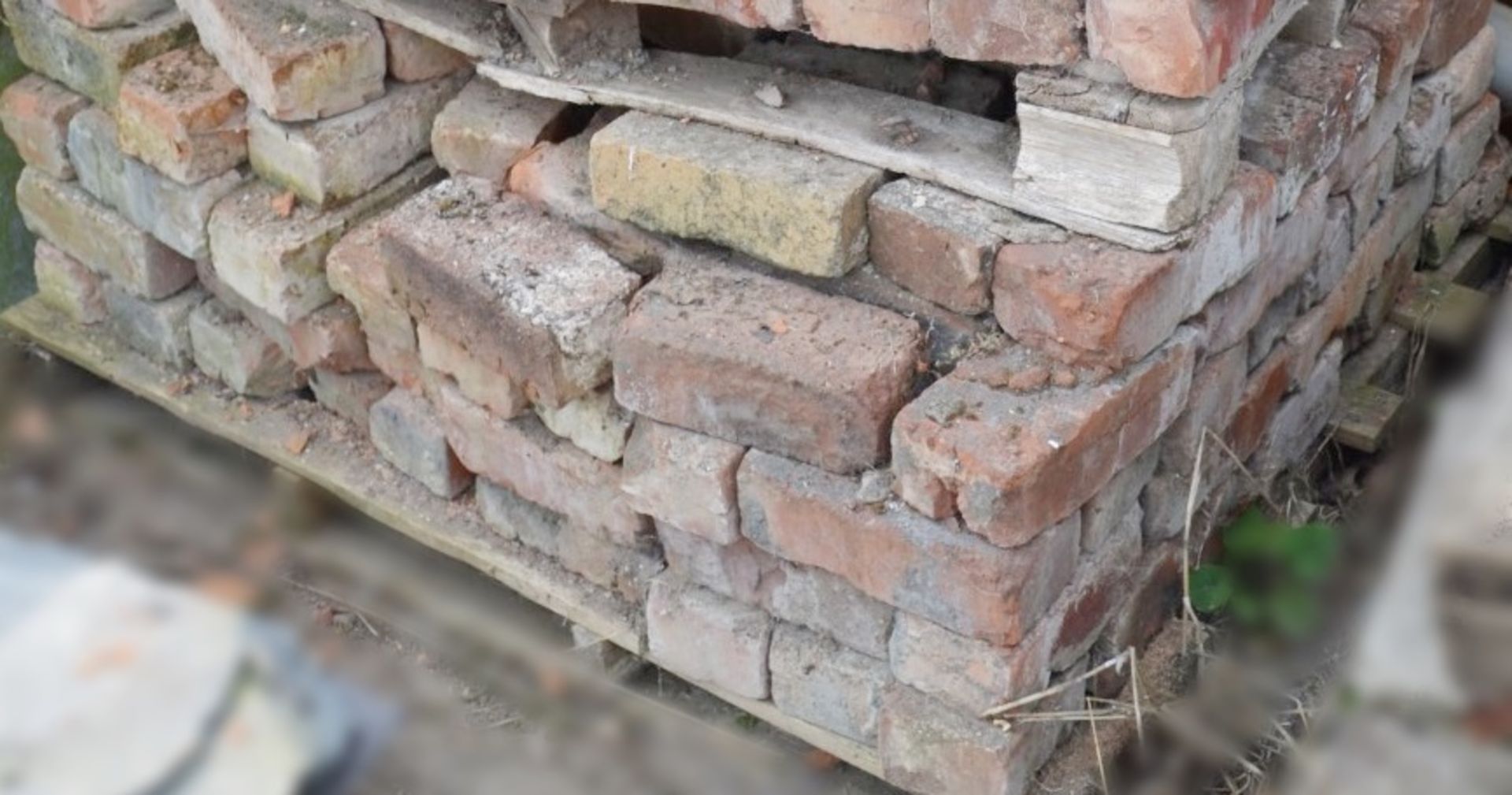 Assorted Reclaimed Hand Made Bricks - Approx 180 In Total - Average Dimensions: 22x11x7.5cm - Ref: - Image 2 of 3