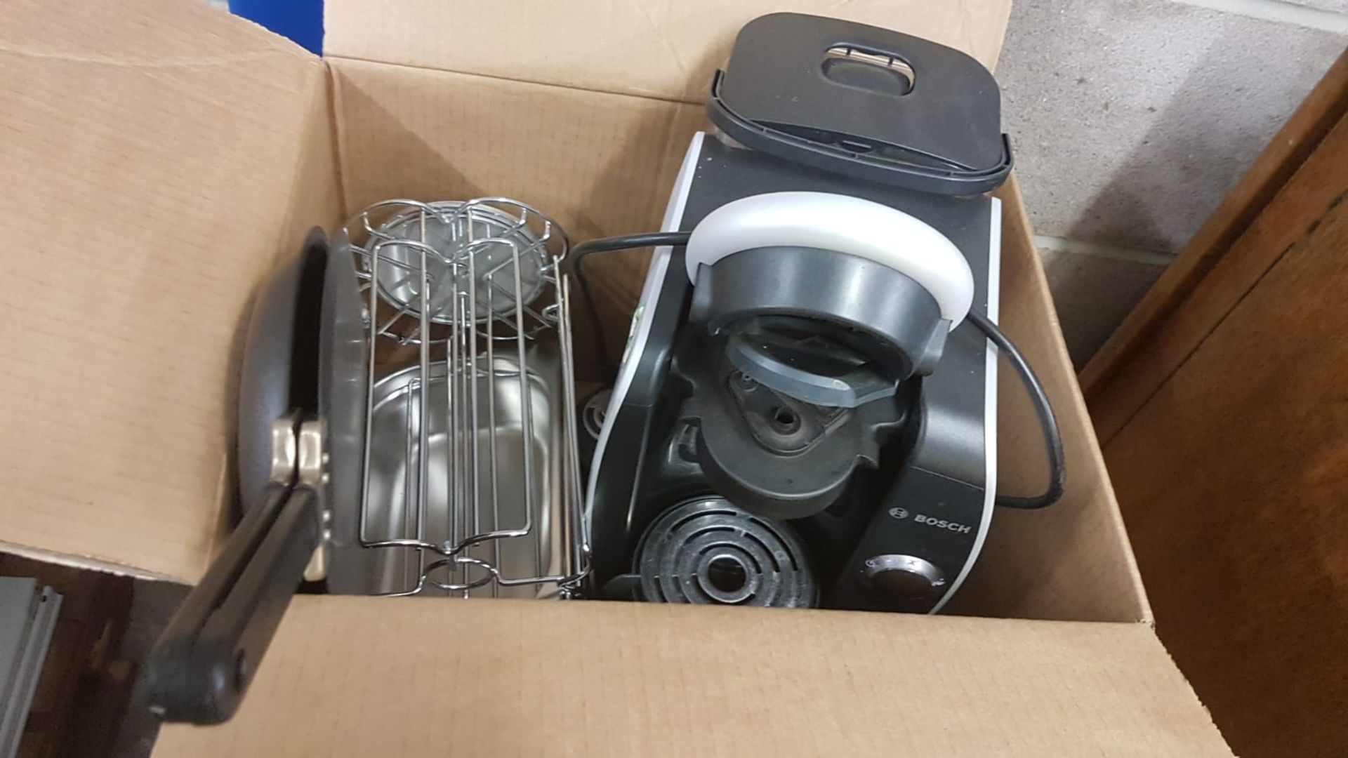 1 x Assorted Collection of Catering Equipment - CL404 - Includes Bosch Coffee Machine, Chafing Dish, - Image 7 of 14