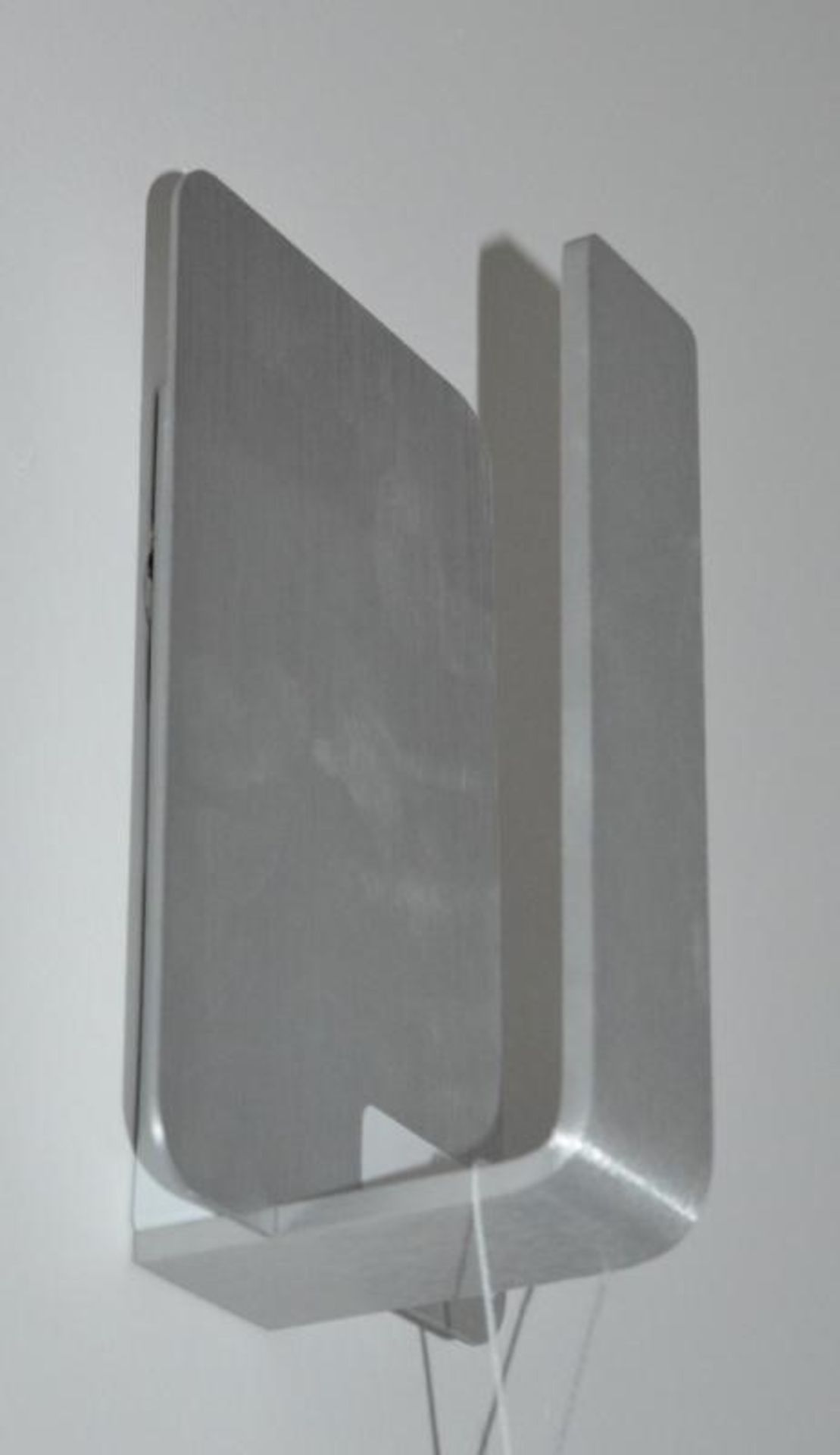 1 x Brushed Aluminium LED 5w Wall Light - Contemporary Design - Ex Display Stock - CL298 - Ref 4 - L - Image 3 of 4