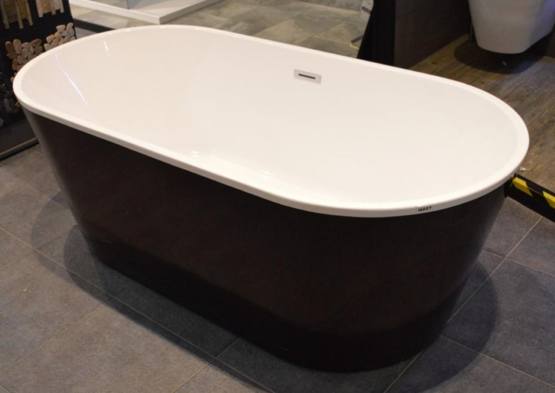 1 x Royce Morgan Sapphire 1650mm Freestanding Black Bath With Pop Up Waste - H60 x W165 x D80 cms - - Image 5 of 5