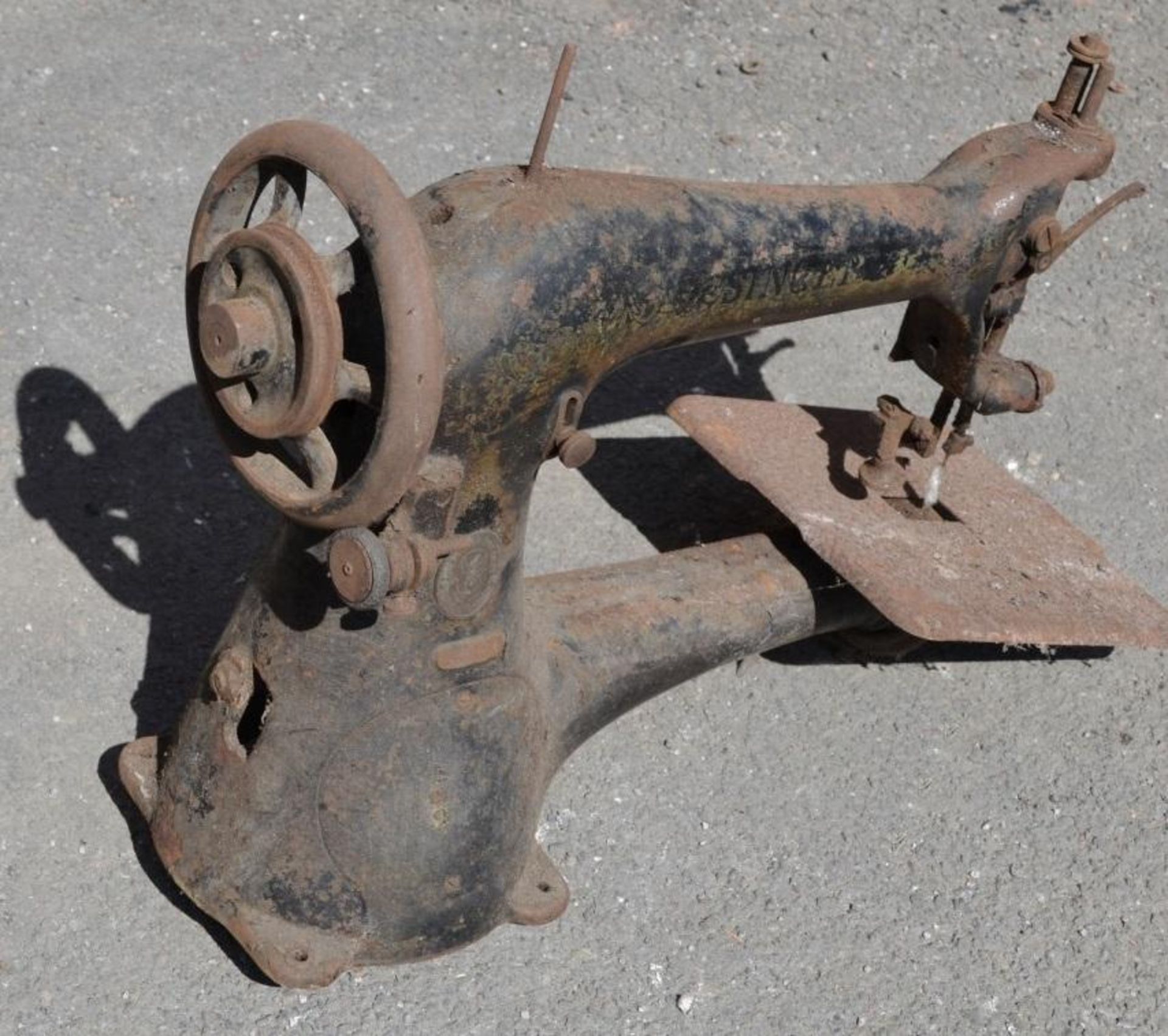 1 x Antique SINGER Cast Iron Sewing Machine - Good Display Piece, Recently Removed From A Major UK S - Image 2 of 3