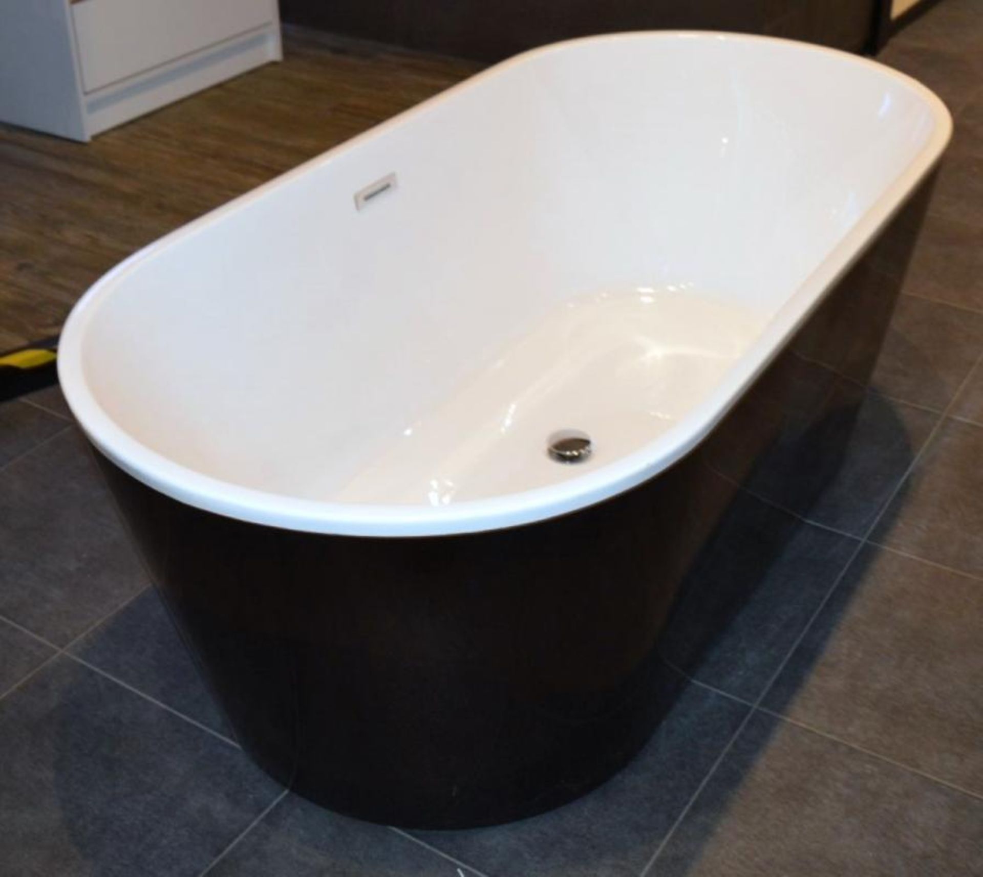 1 x Royce Morgan Sapphire 1650mm Freestanding Black Bath With Pop Up Waste - H60 x W165 x D80 cms - - Image 2 of 5