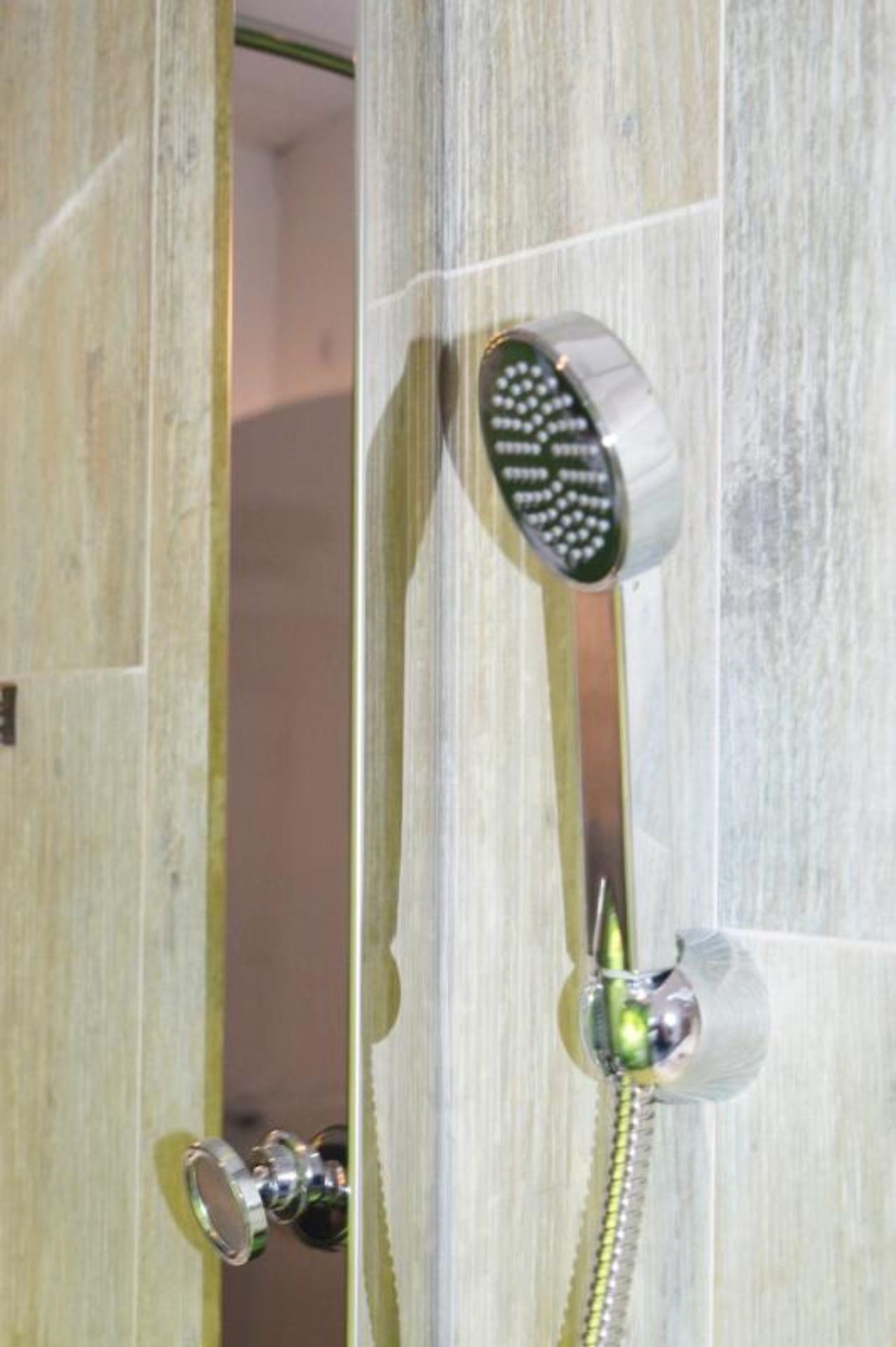 1 x Thermostatic Shower Tower With Fixed Head, Spray Jets and Handset - Mirrored Finish - Height 115 - Image 4 of 4