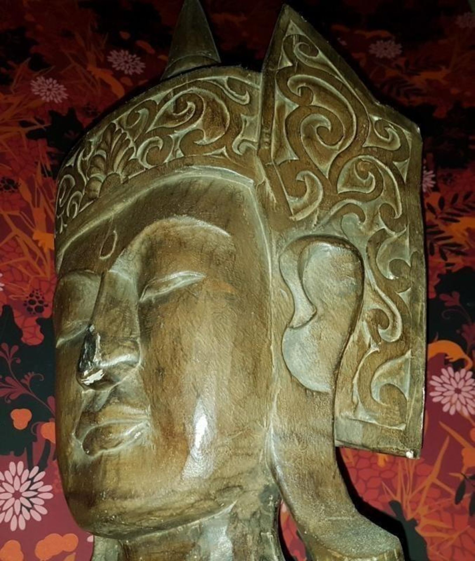 1 x Freestanding Buddha Statue - Over 8ft Tall - Natural Carved Wood Finish - H270 x W95 x D40 cms - - Image 3 of 8