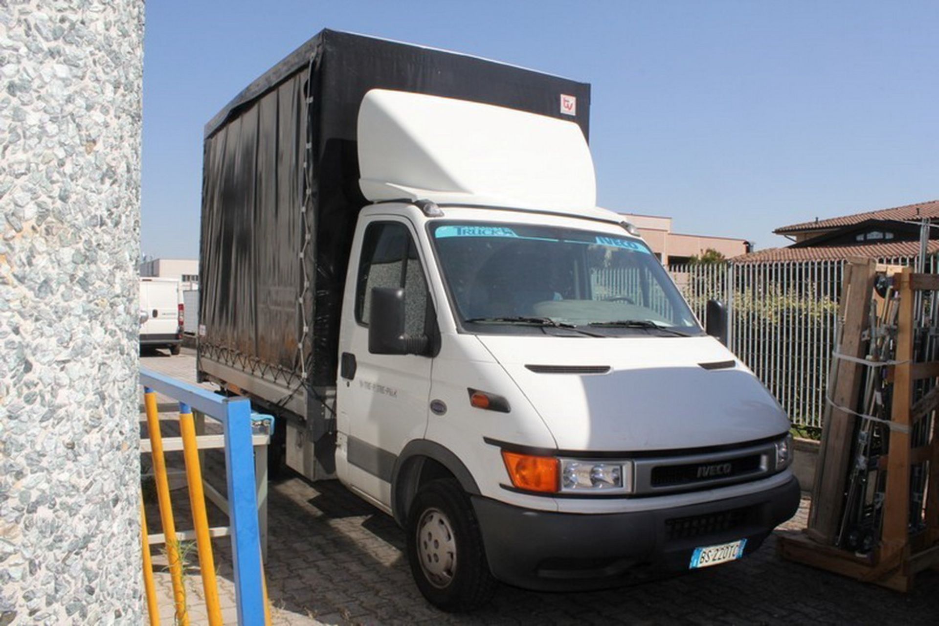 N. 20 (675 IVG FALLIMENTO) AUTOCARRO IVECO DI COLOR BIANCO ANNO 2001 TARGATO BS220TC