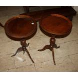 Coppia di tavolini rotondi diametro cm. 36, h. cm. 56, con tre piedi