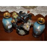 Trittico con due vasetti e piccolo cachepot Cloisonné, con decori floreali con pietre