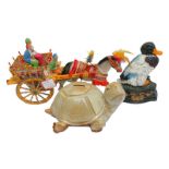 Lotto composto da un carretto Siciliano in legno, una tartaruga salvadanaio in ceramica e una anatra