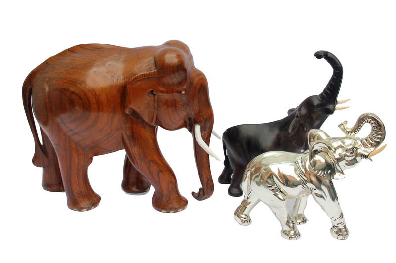 Lotto di tre elefanti, di cui n.1 in ebano e avorio, n.1 in legno e n.1 in metallo argentato e