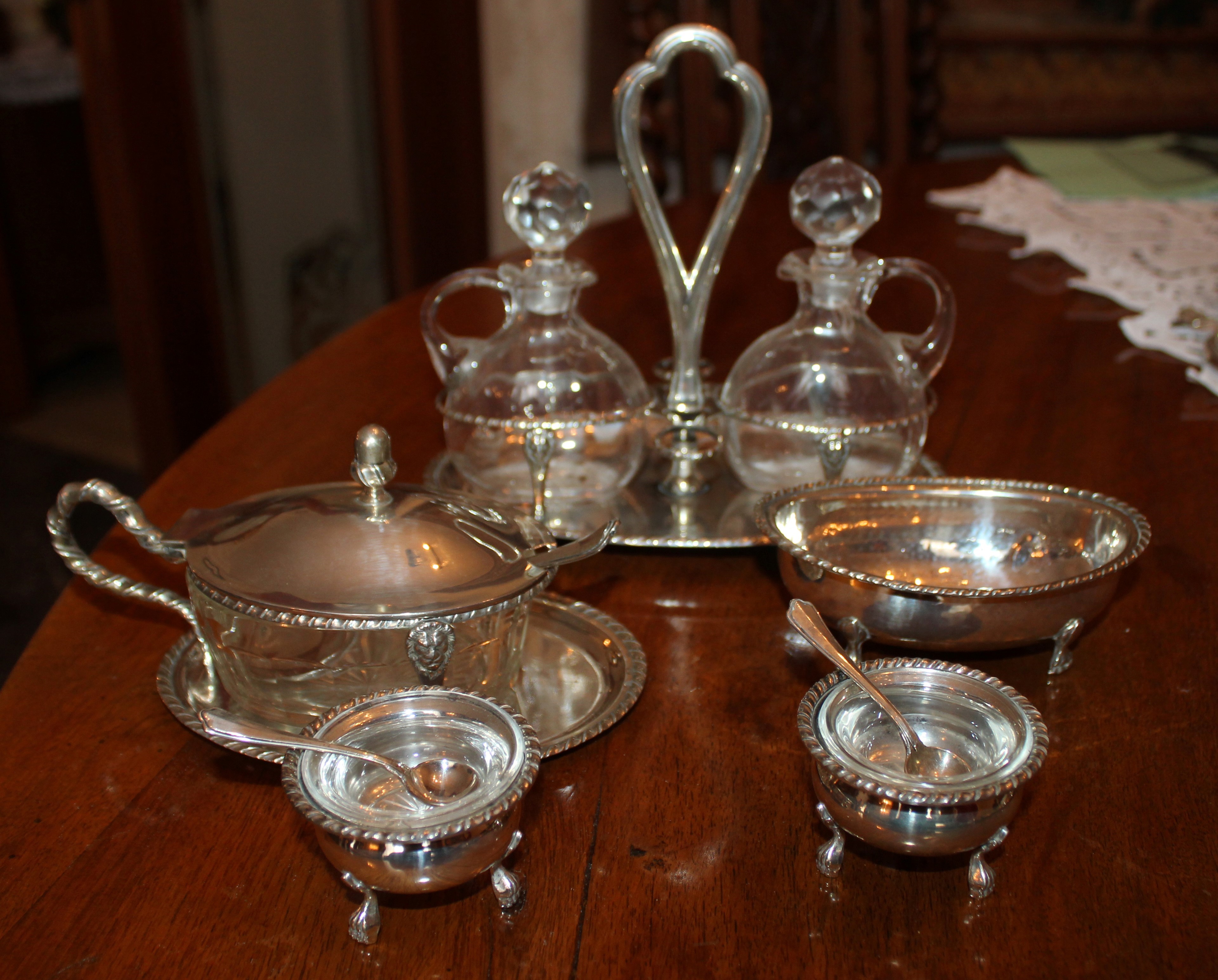 Set da tavola in argento composto da oliera, due saliere con interno in vetro, zuccheriera e