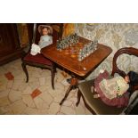Tavolino da gioco intarsiato con scacchiera, cm. 60x60xh72, fine'800