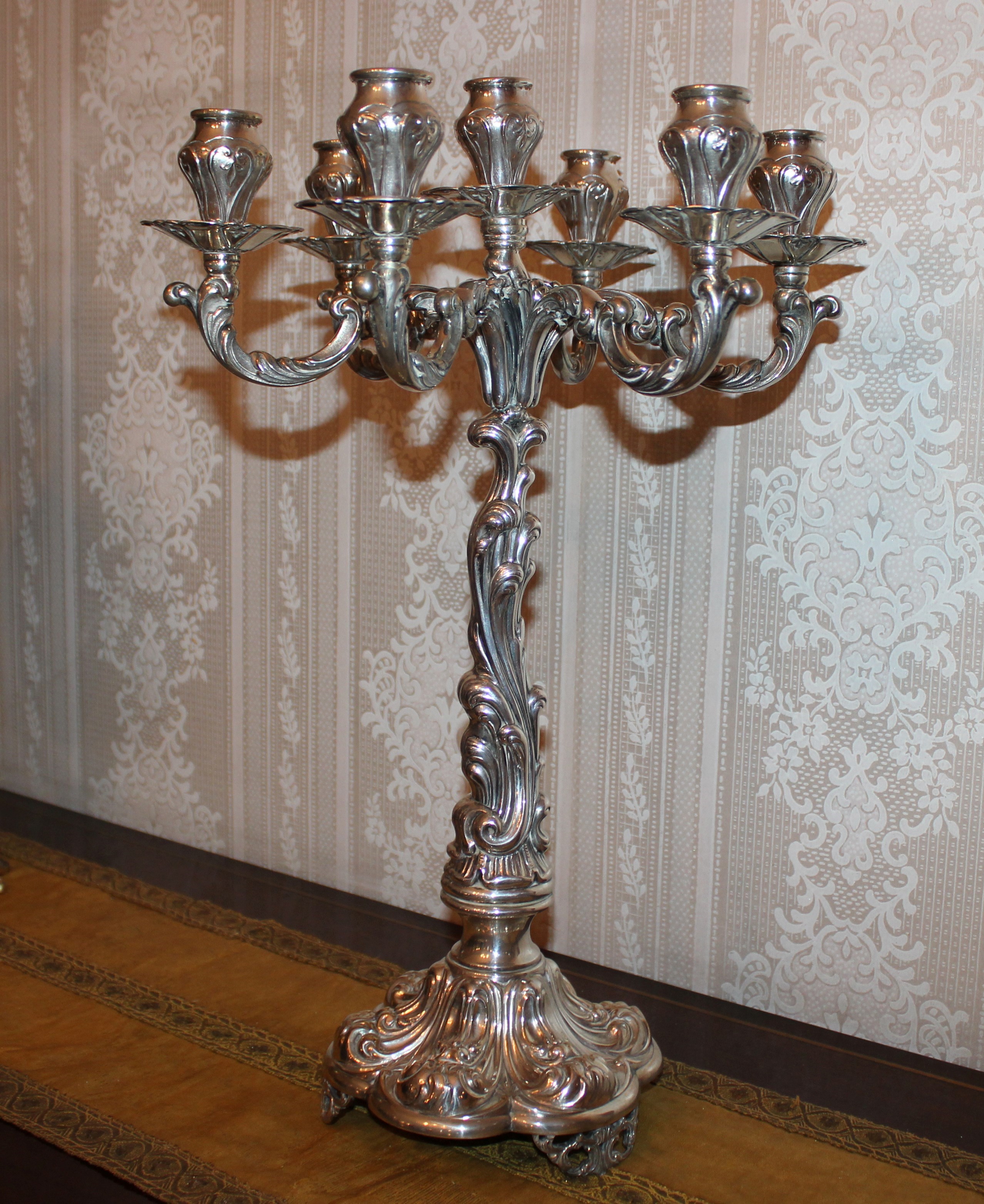 Candelabro in argento Tit.840 a sei fiamme, finemente sbalzato e bulinato, h cm. 47, gr. 2007