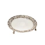 Salver in argento sterling tit. 925 sostenuto da tre piedini ad artiglio che cinge una sfera, con