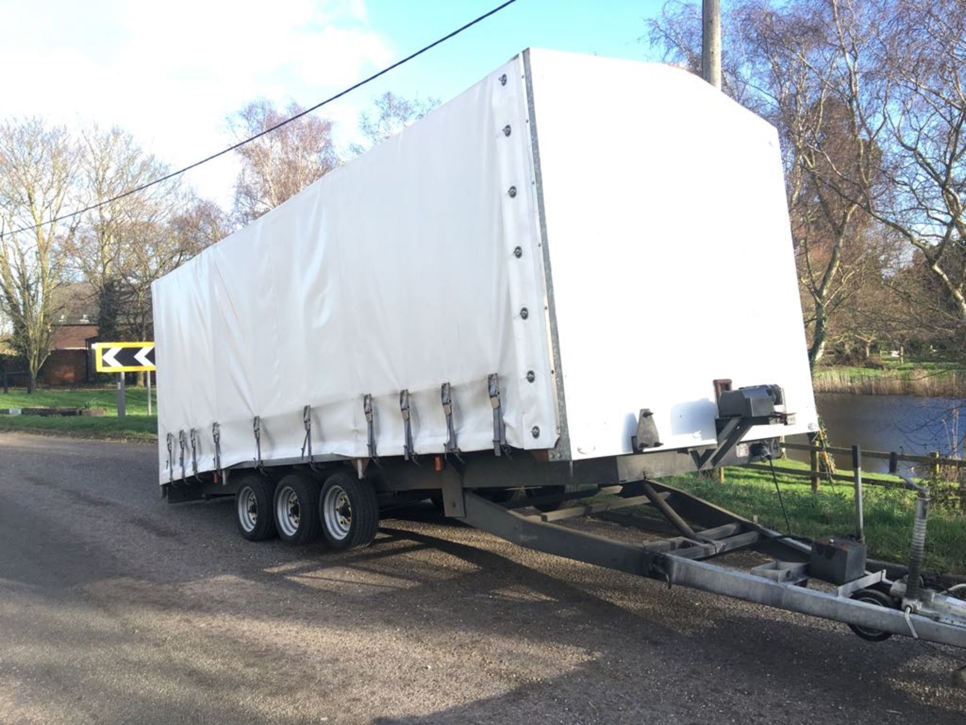 2010 BRIAN JAMES TILT BED TRIAXLE TRAILER - Image 6 of 18