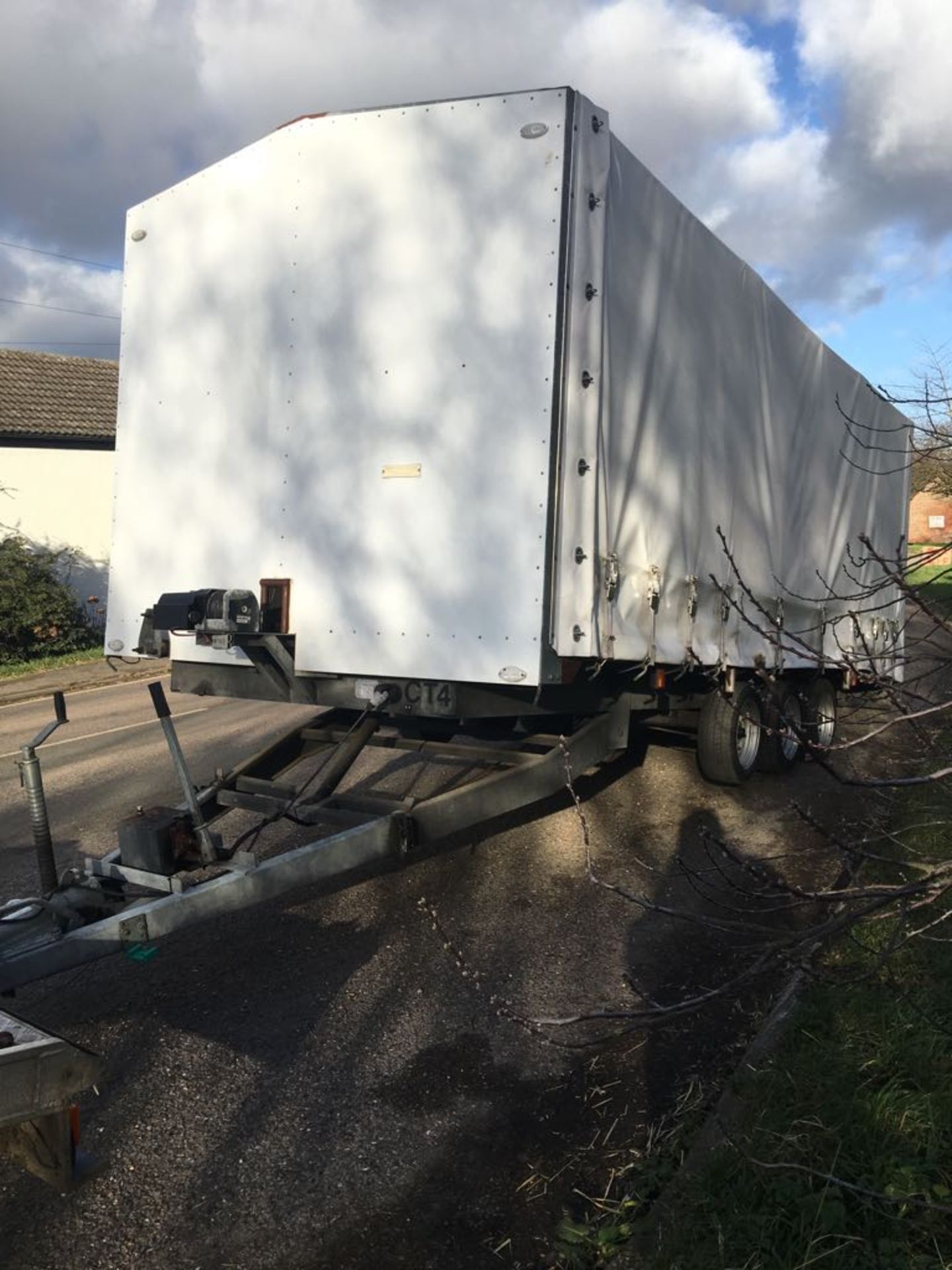 2010 BRIAN JAMES TILT BED TRIAXLE TRAILER - Image 5 of 18