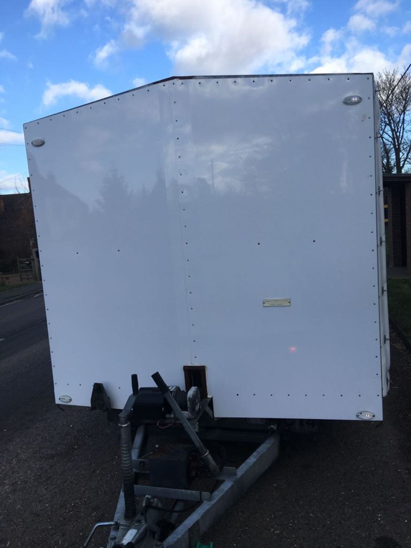 2010 BRIAN JAMES TILT BED TRIAXLE TRAILER - Image 11 of 18