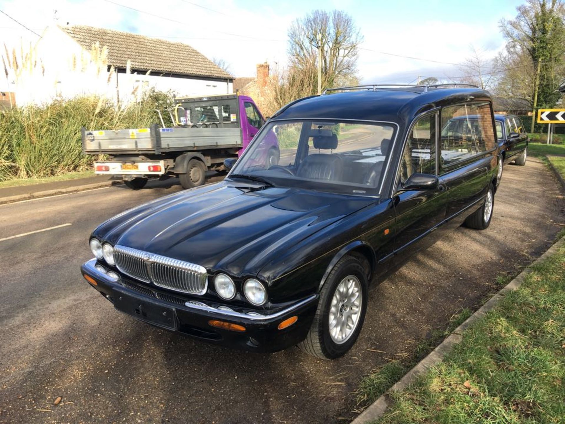 2002 DAIMLER HEARSE FUNERAL VEHICLE - Image 2 of 21