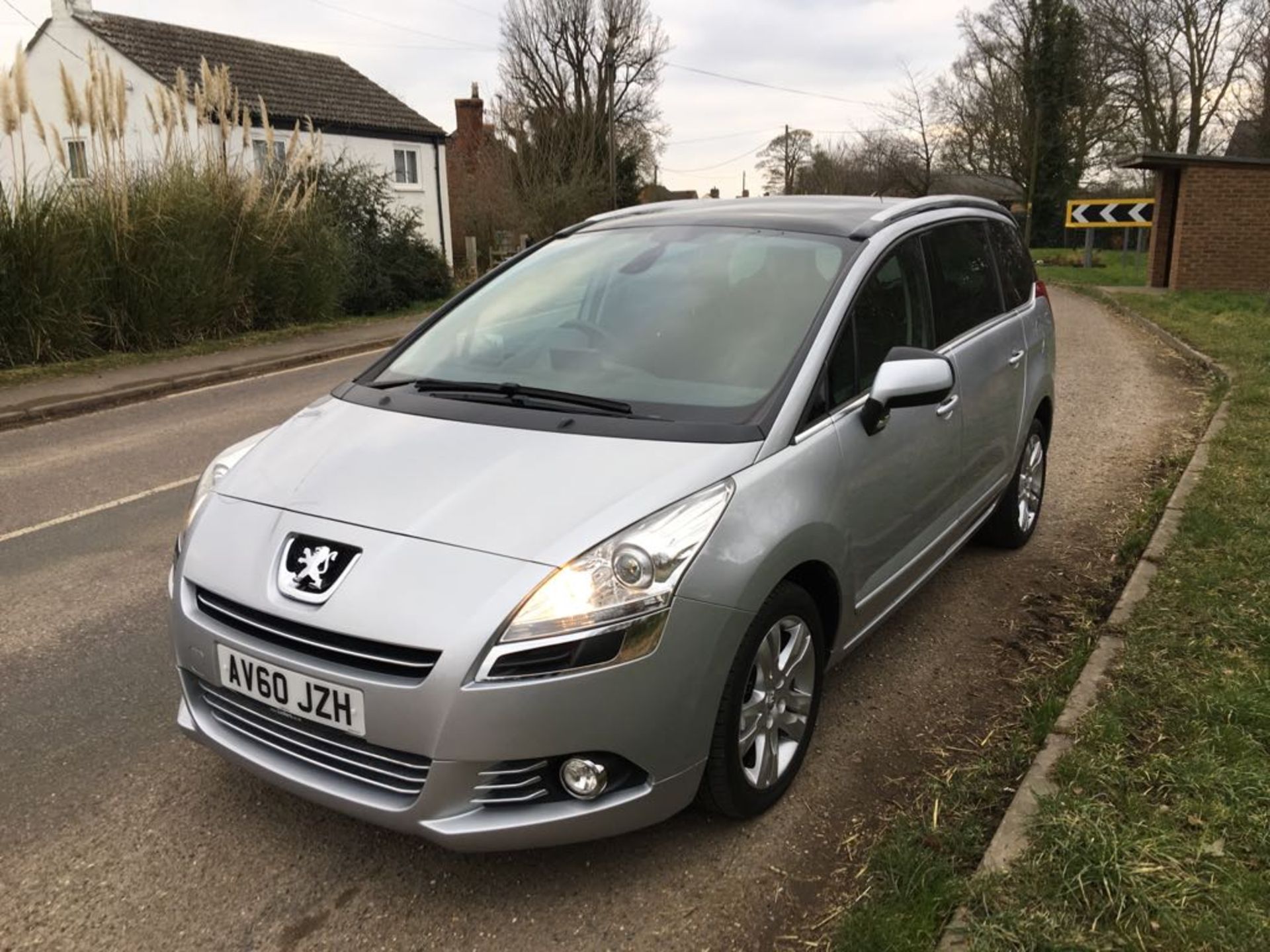 2010 PEUGEOT 5008 EXCLUSIVE HDI AUTO **7 SEATER** - Image 2 of 24