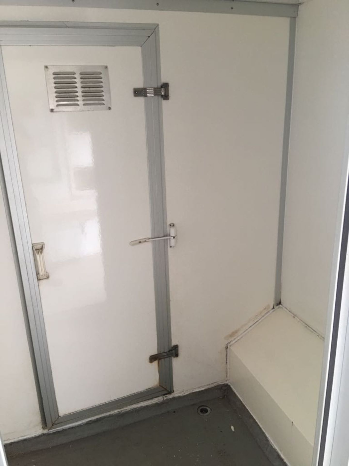 MOBILE TRAILER AMS TWIN SHOWER DECONTAMINATION UNIT AND CHANGING ROOMS - Image 9 of 27