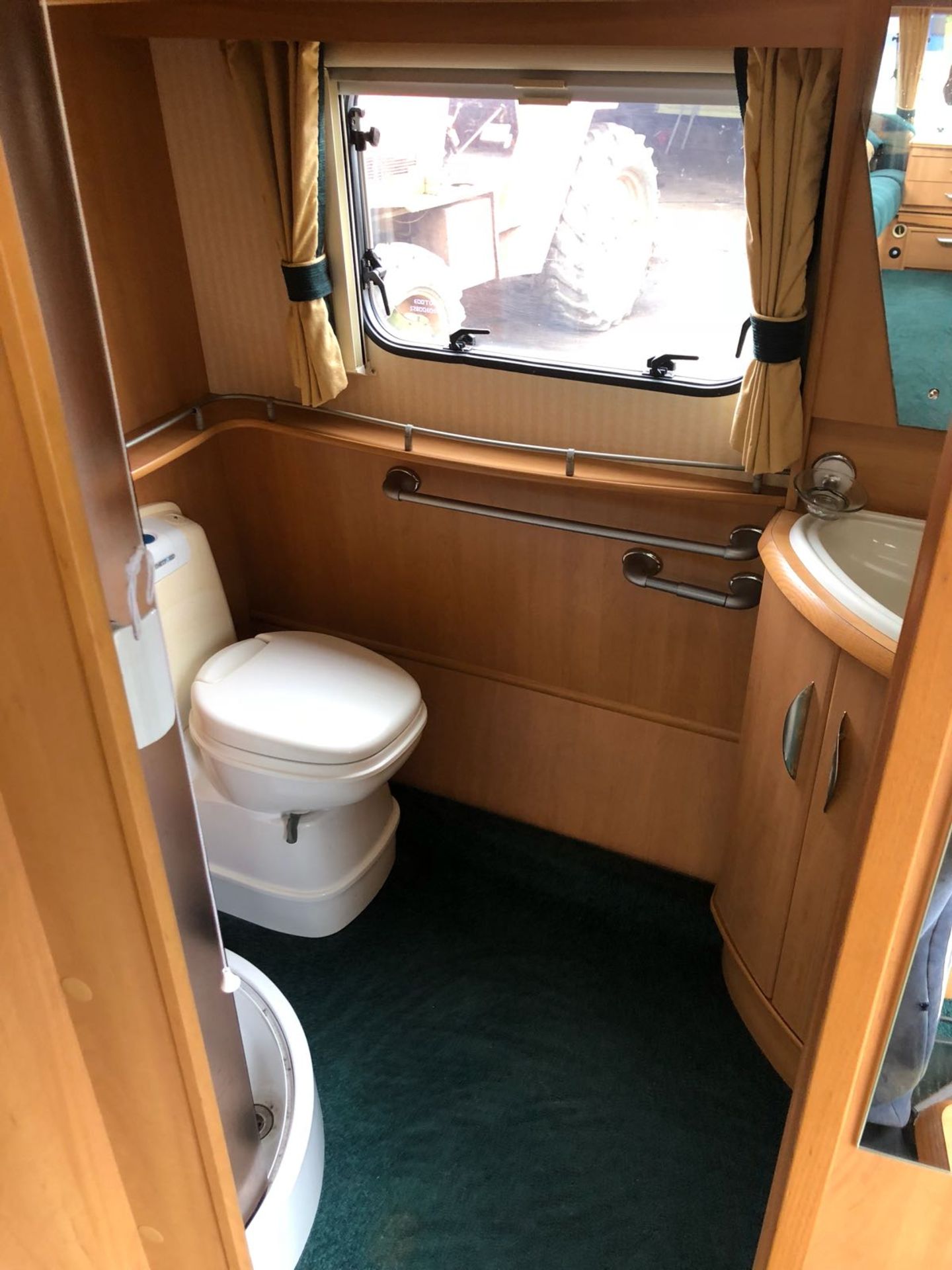 SWIFT 580 LUX CARAVAN - Image 10 of 16